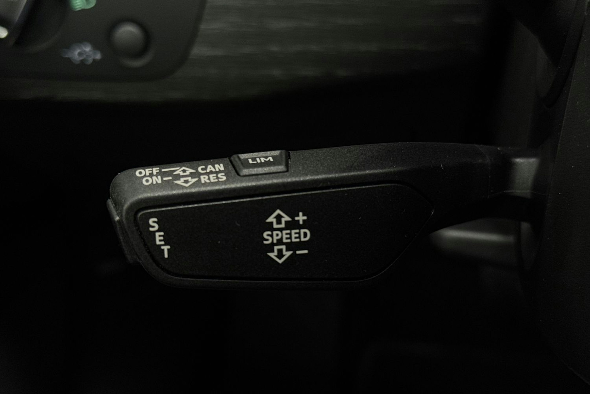 Sininen Audi A4 2019 kuva 17.