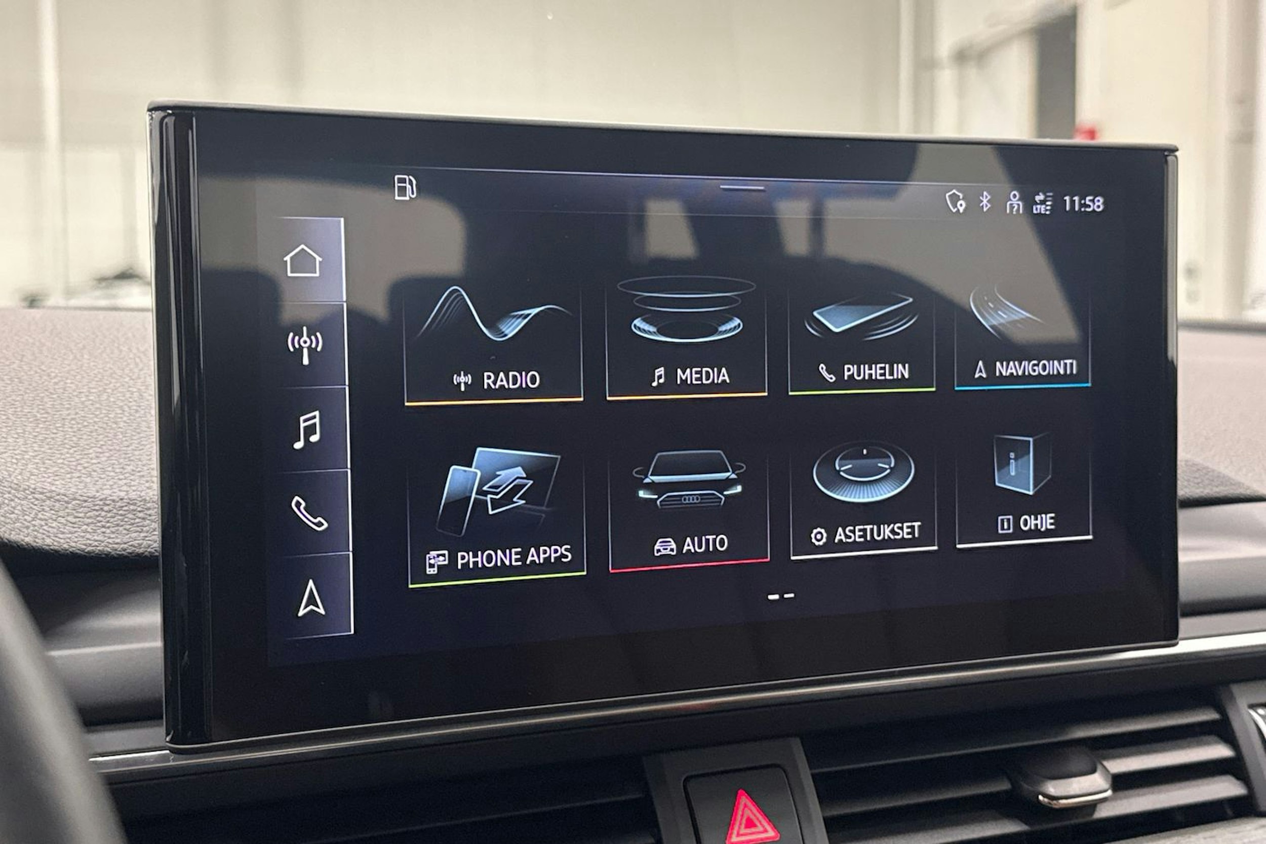 Sininen Audi A4 2019 kuva 22.