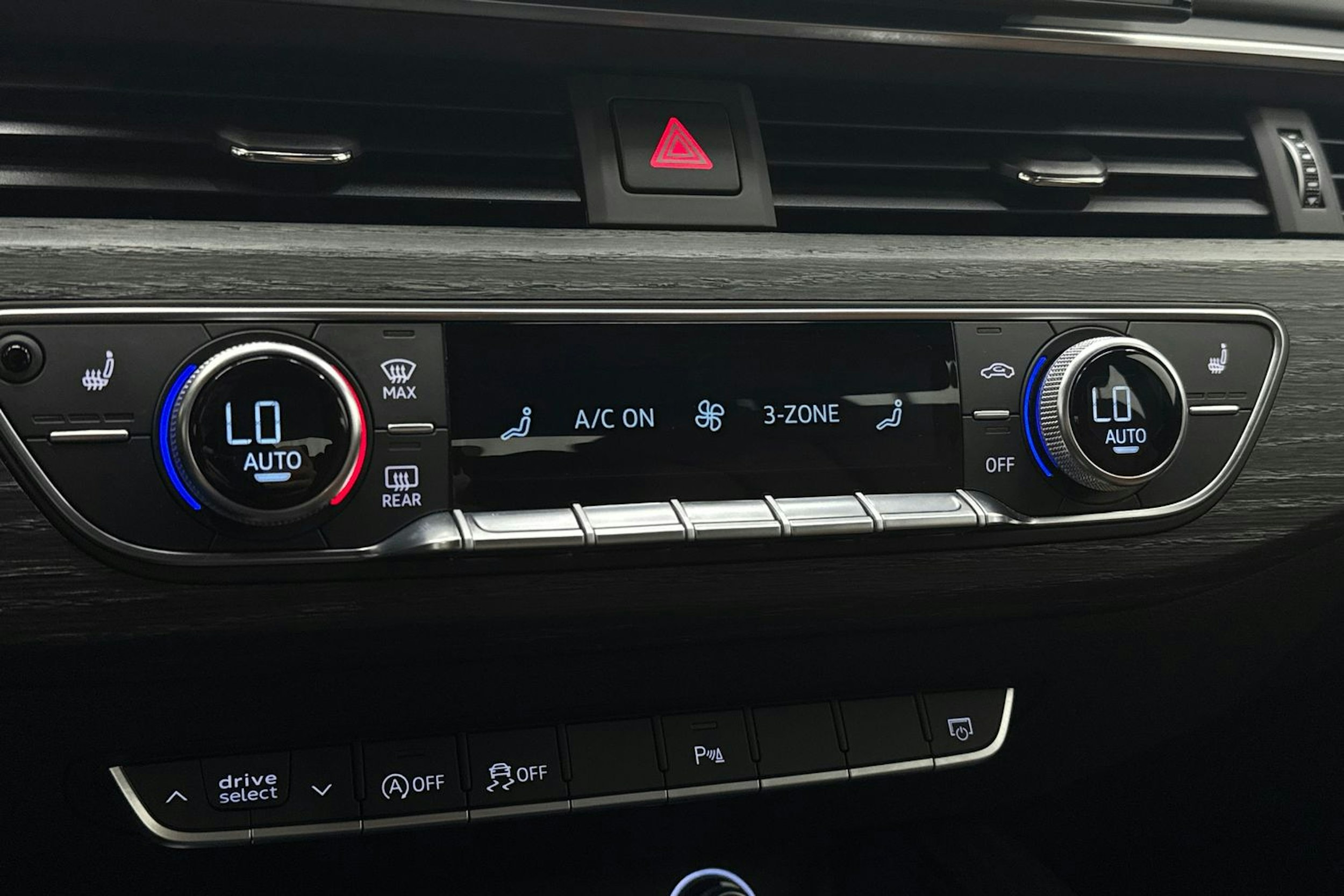 Sininen Audi A4 2019 kuva 32.