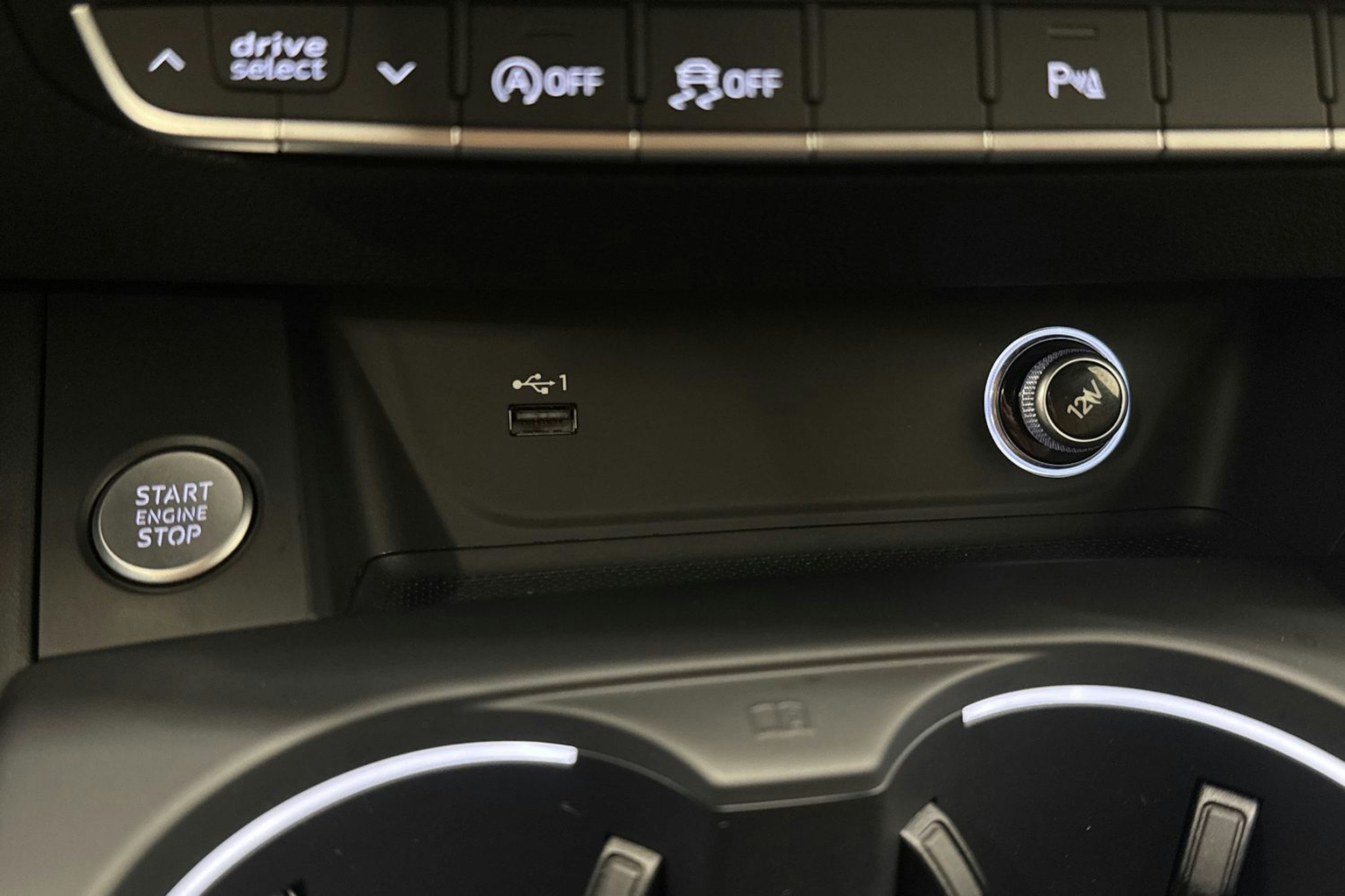 Sininen Audi A4 2019 kuva 33.