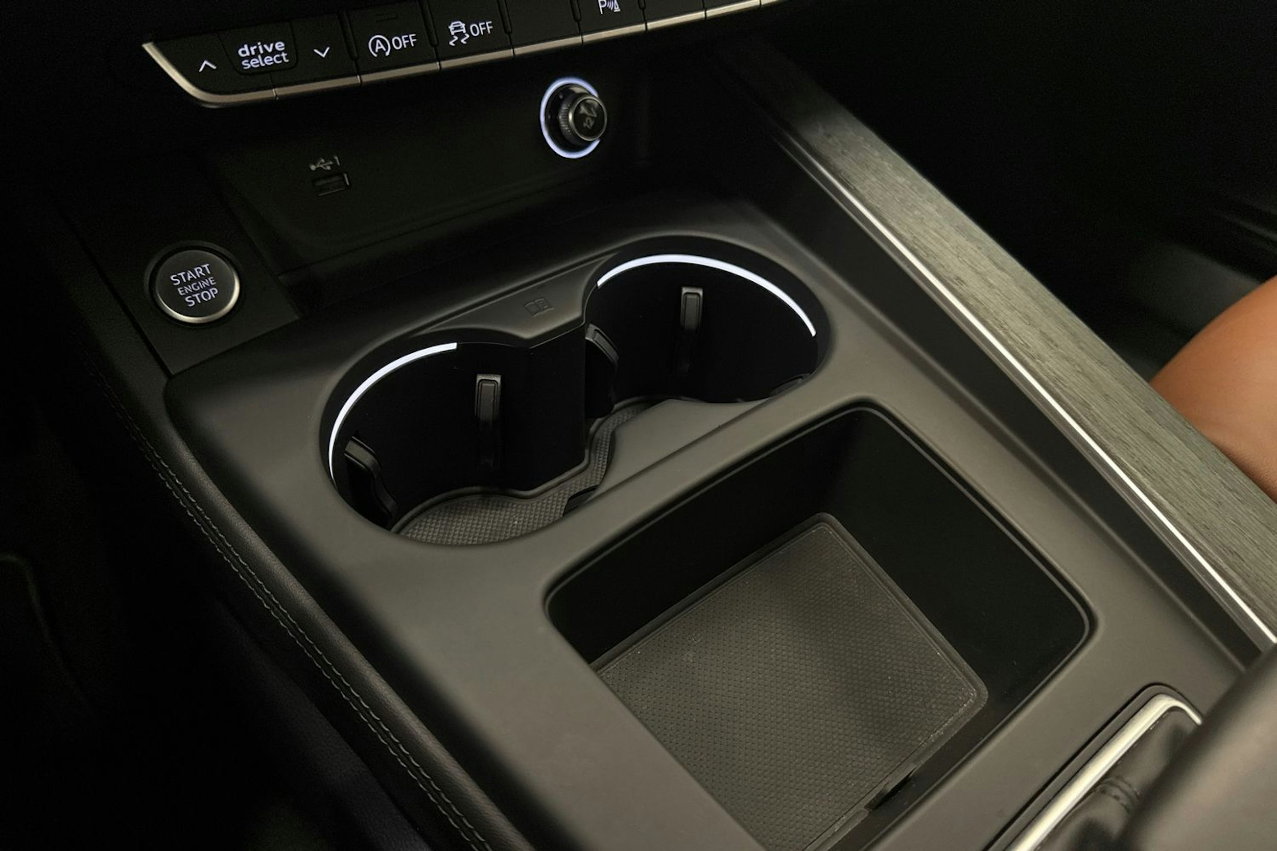 Sininen Audi A4 2019 kuva 34.