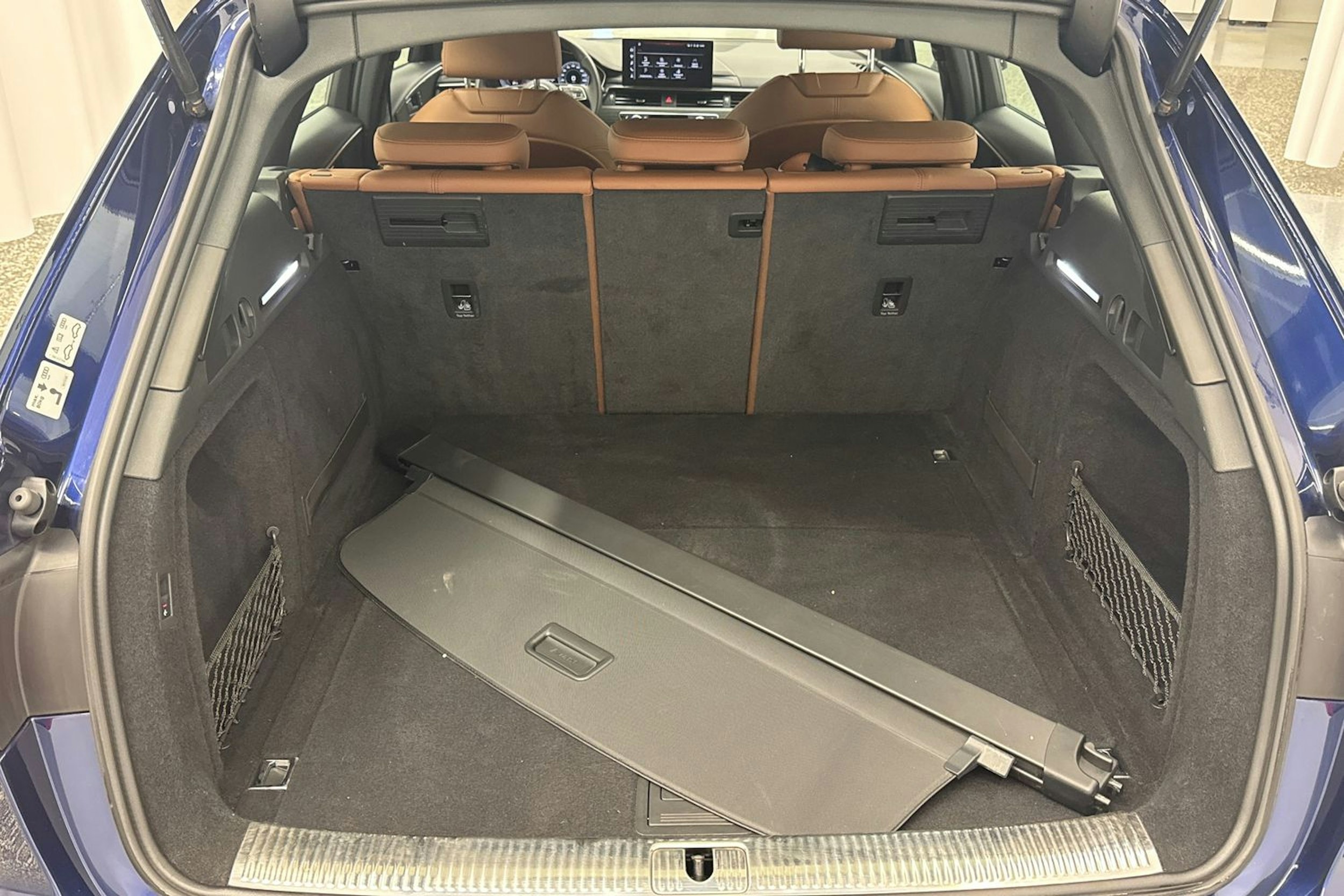 Sininen Audi A4 2019 kuva 38.