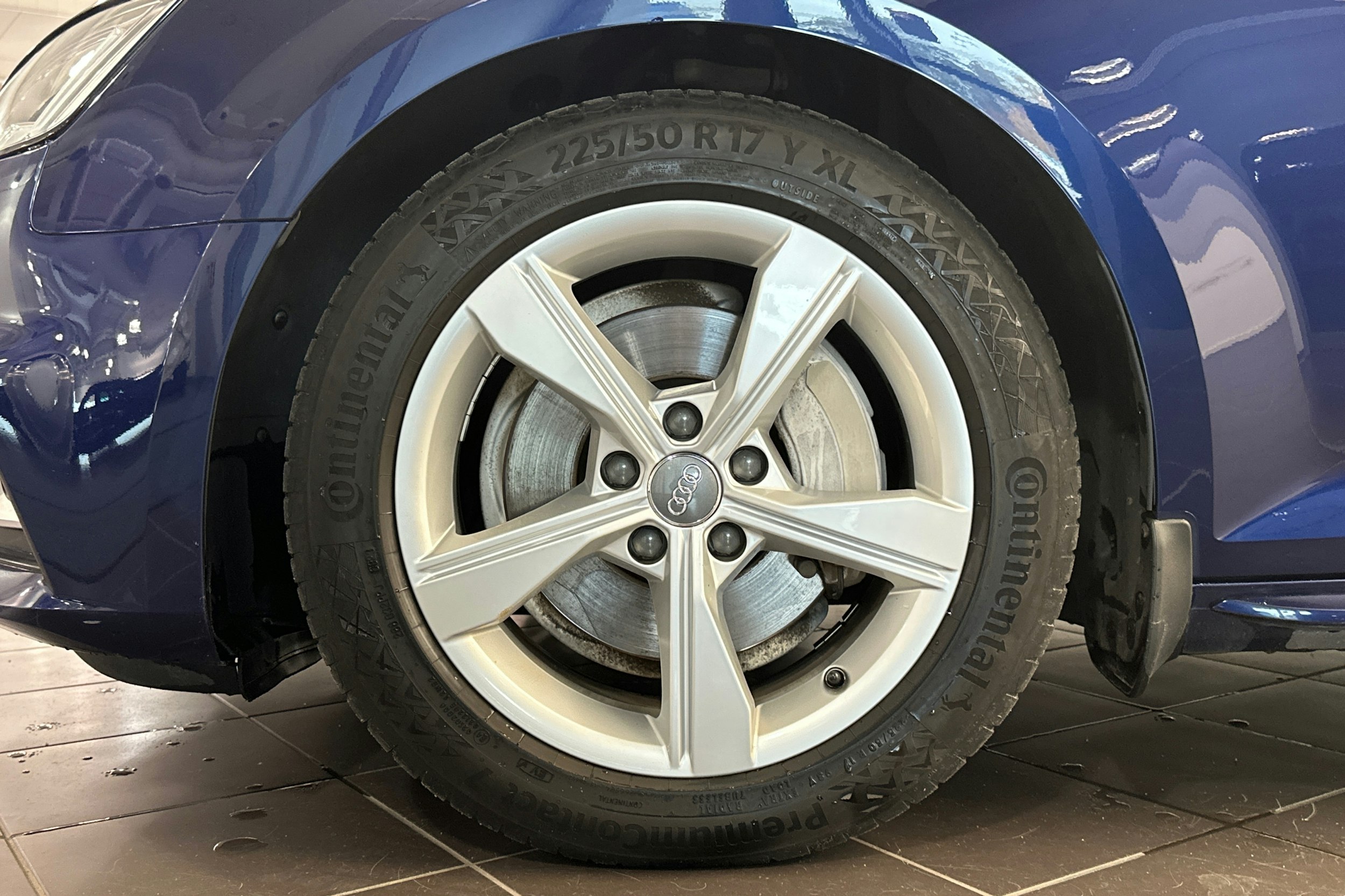 Sininen Audi A4 2019 kuva 9.