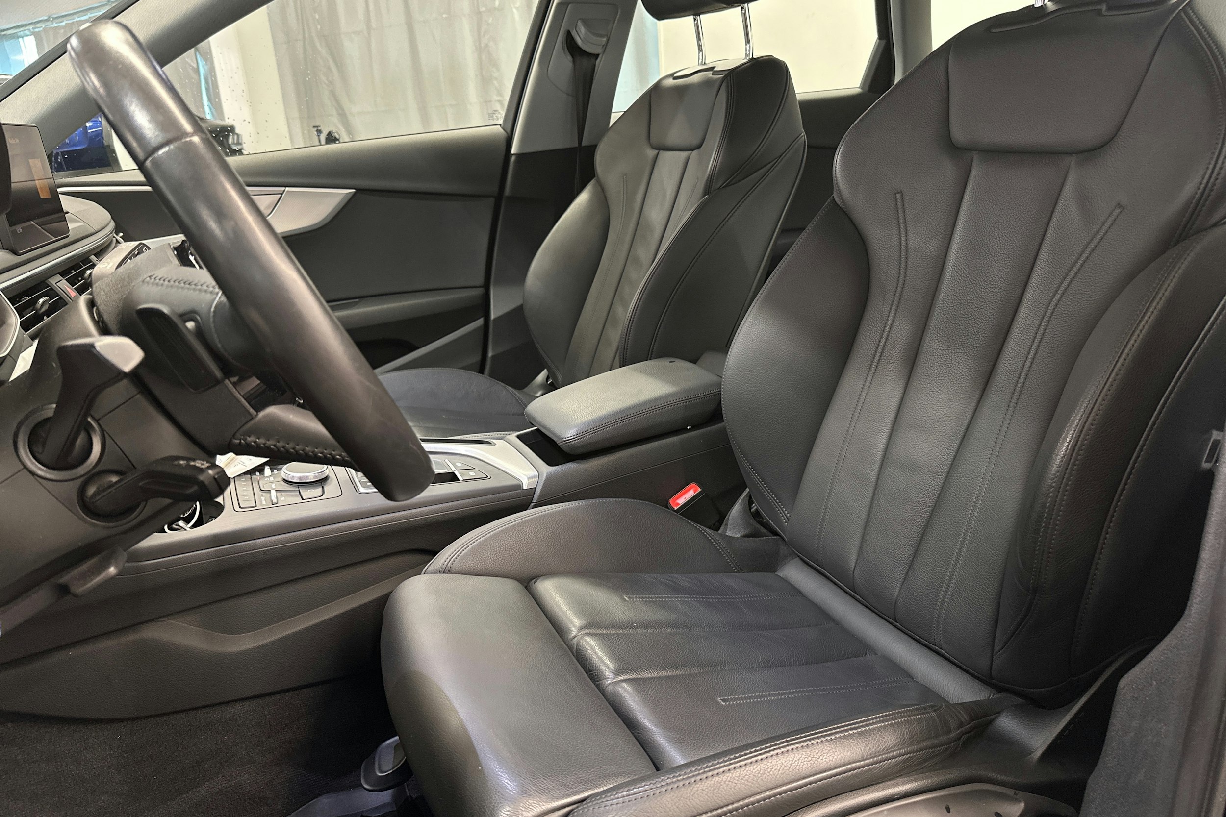Sininen Audi A4 2019 kuva 11.