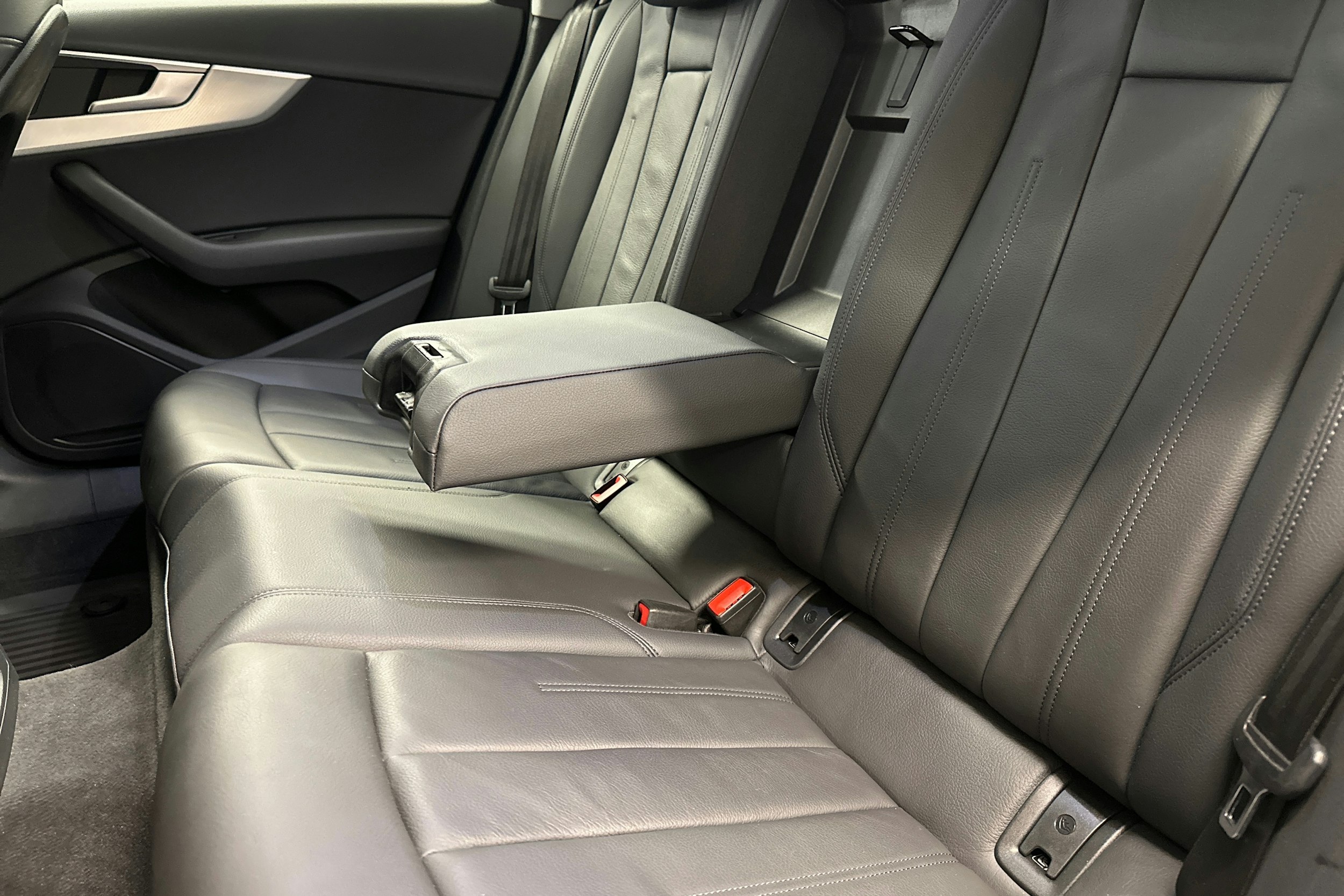 Sininen Audi A4 2019 kuva 13.