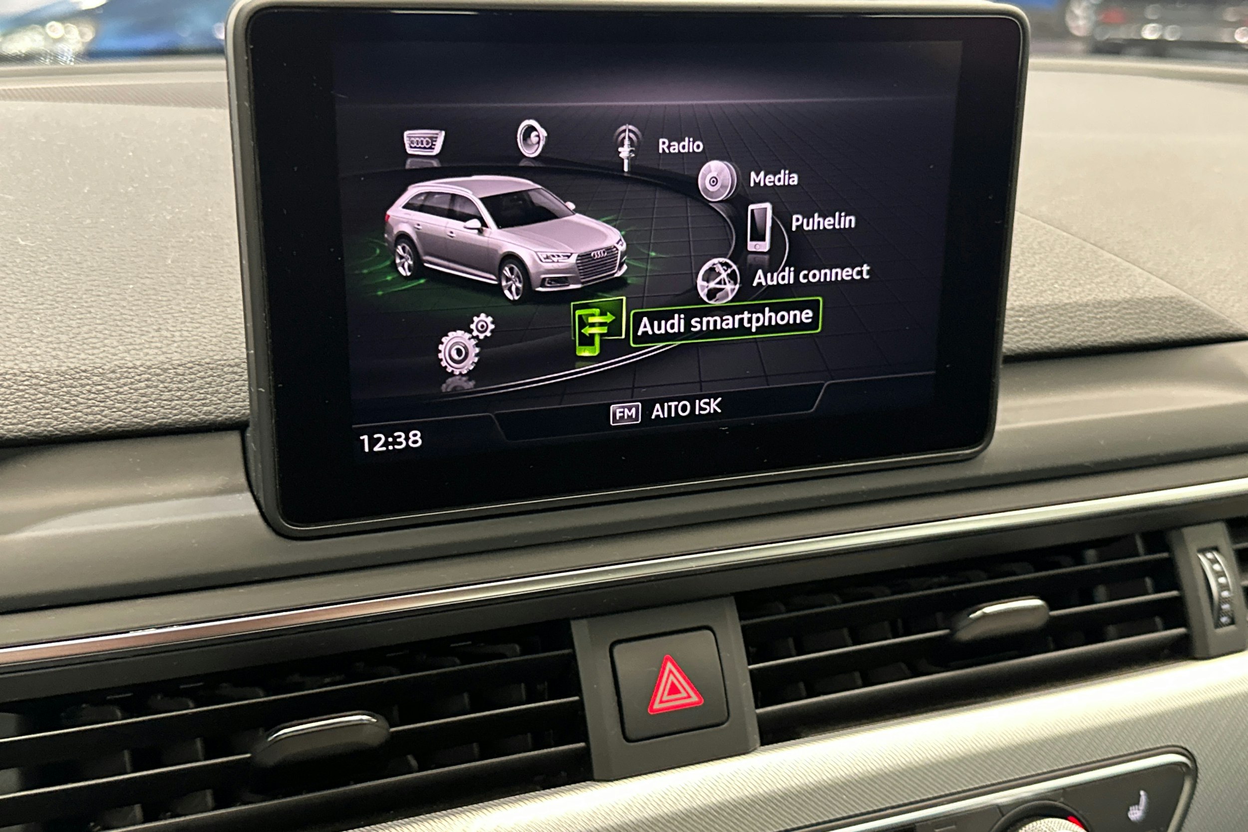 Sininen Audi A4 2019 kuva 16.