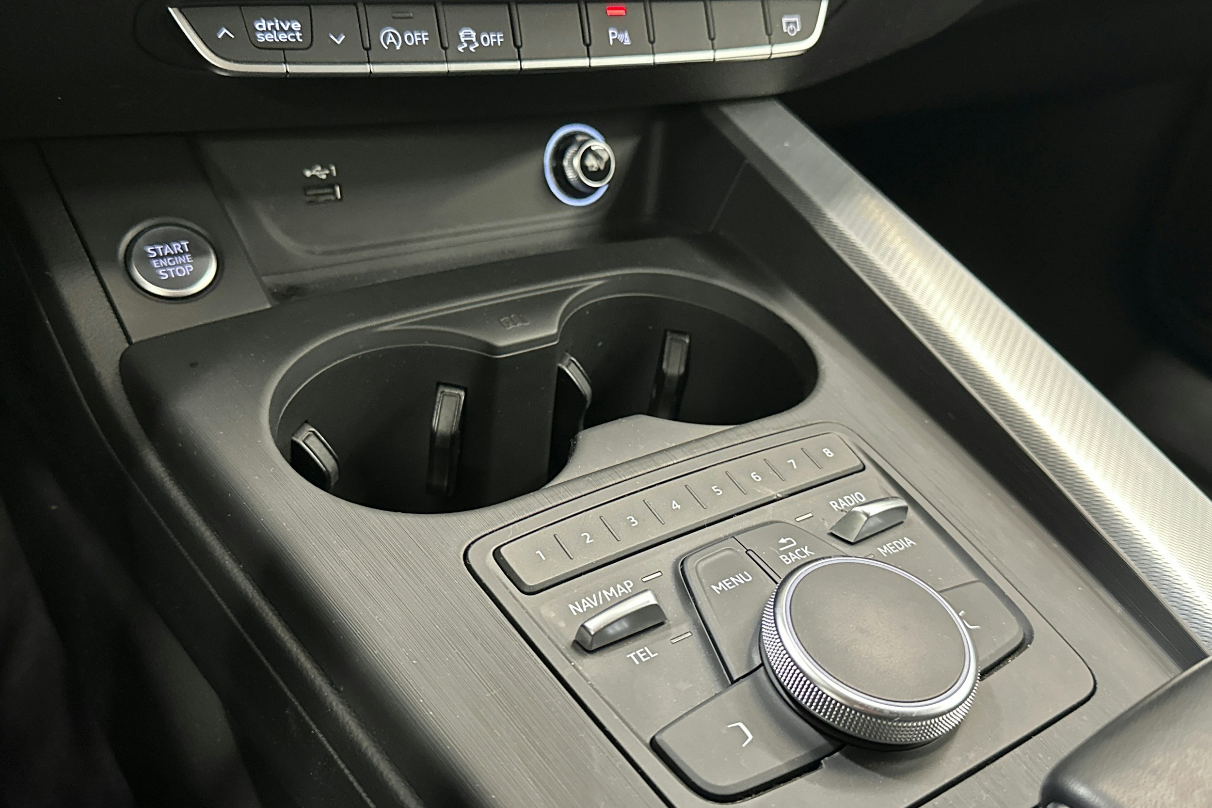 Sininen Audi A4 2019 kuva 19.