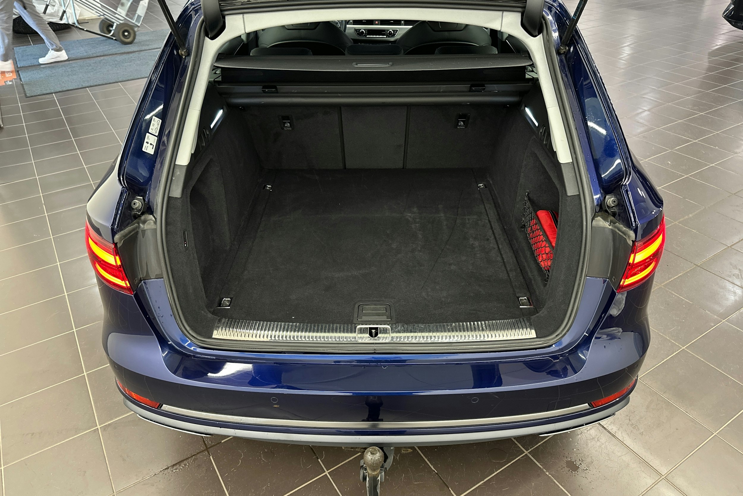 Sininen Audi A4 2019 kuva 21.