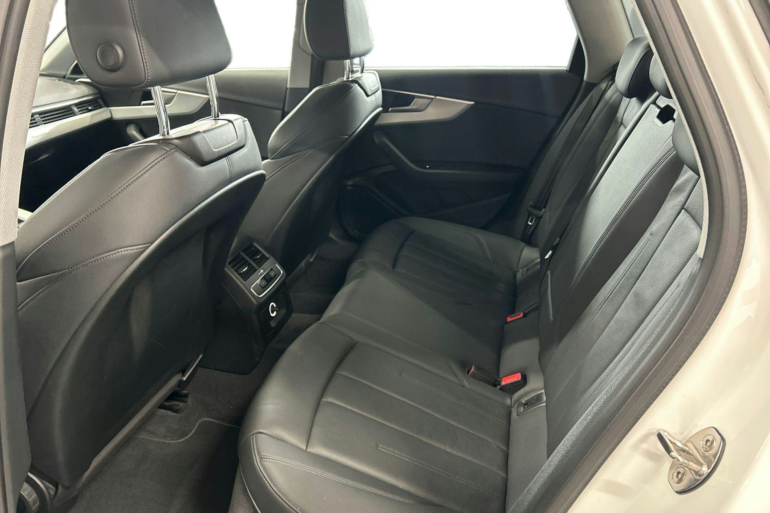 Valkoinen Audi A4 2019 kuva 10.