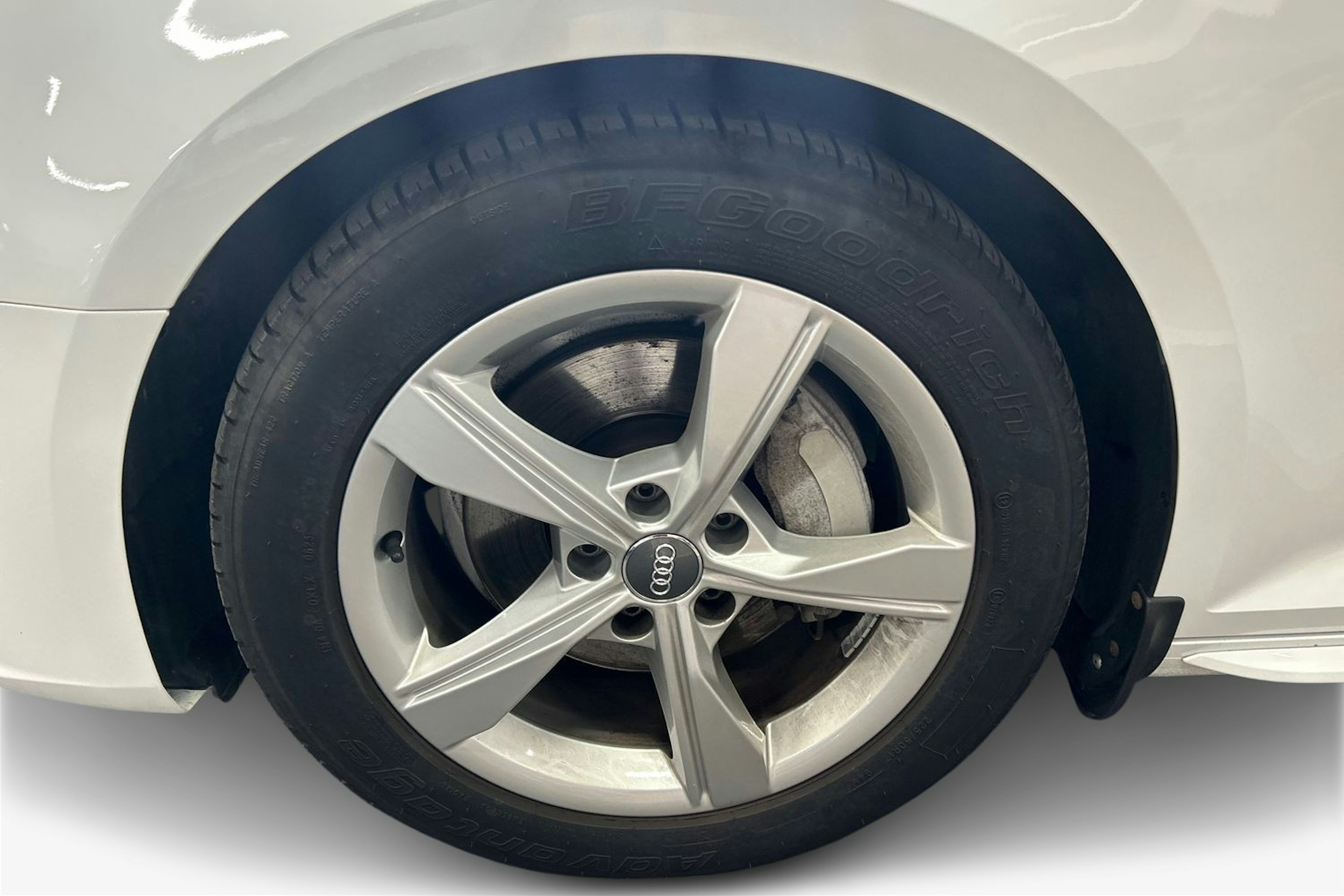 Valkoinen Audi A4 2019 kuva 11.