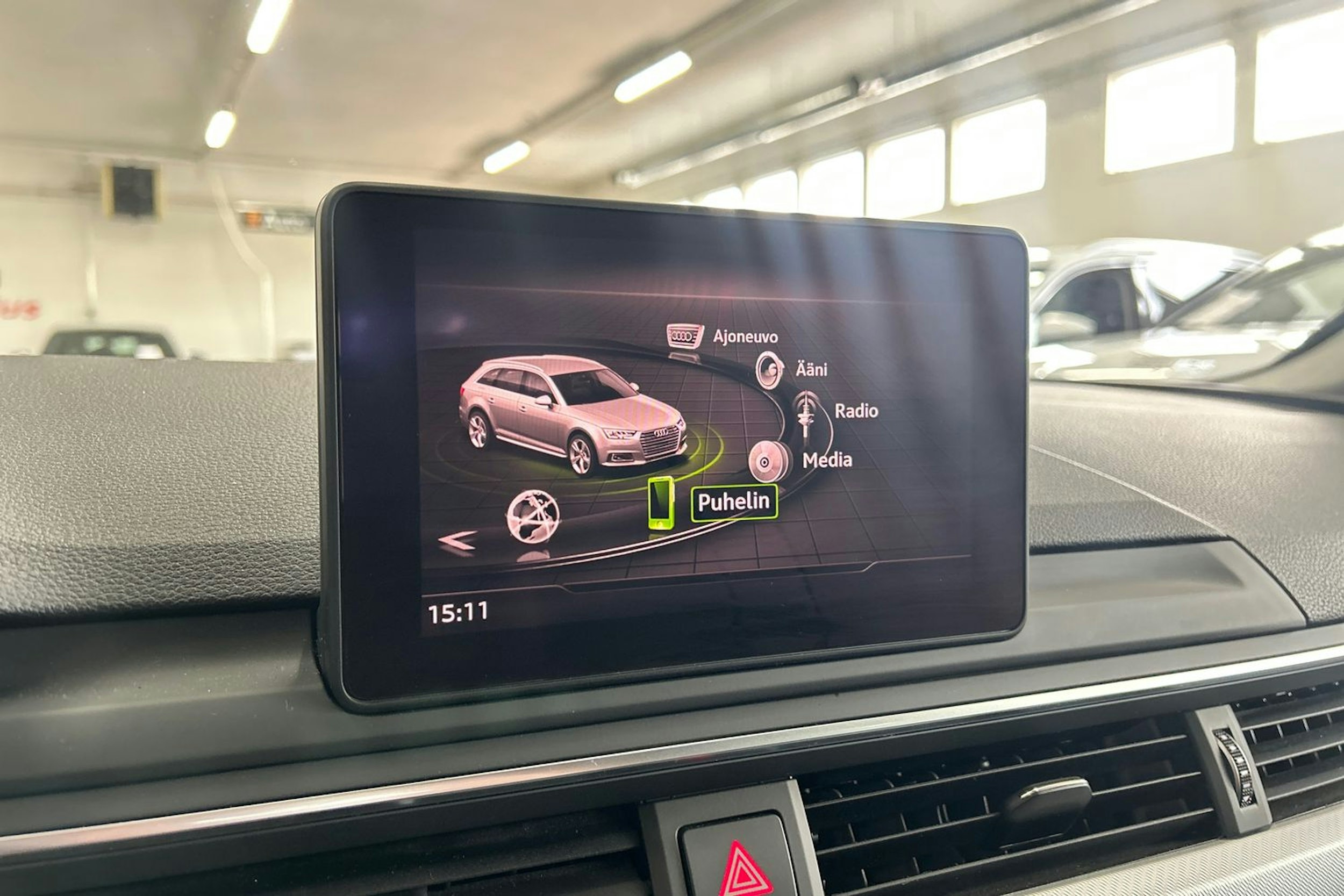 Valkoinen Audi A4 2019 kuva 24.