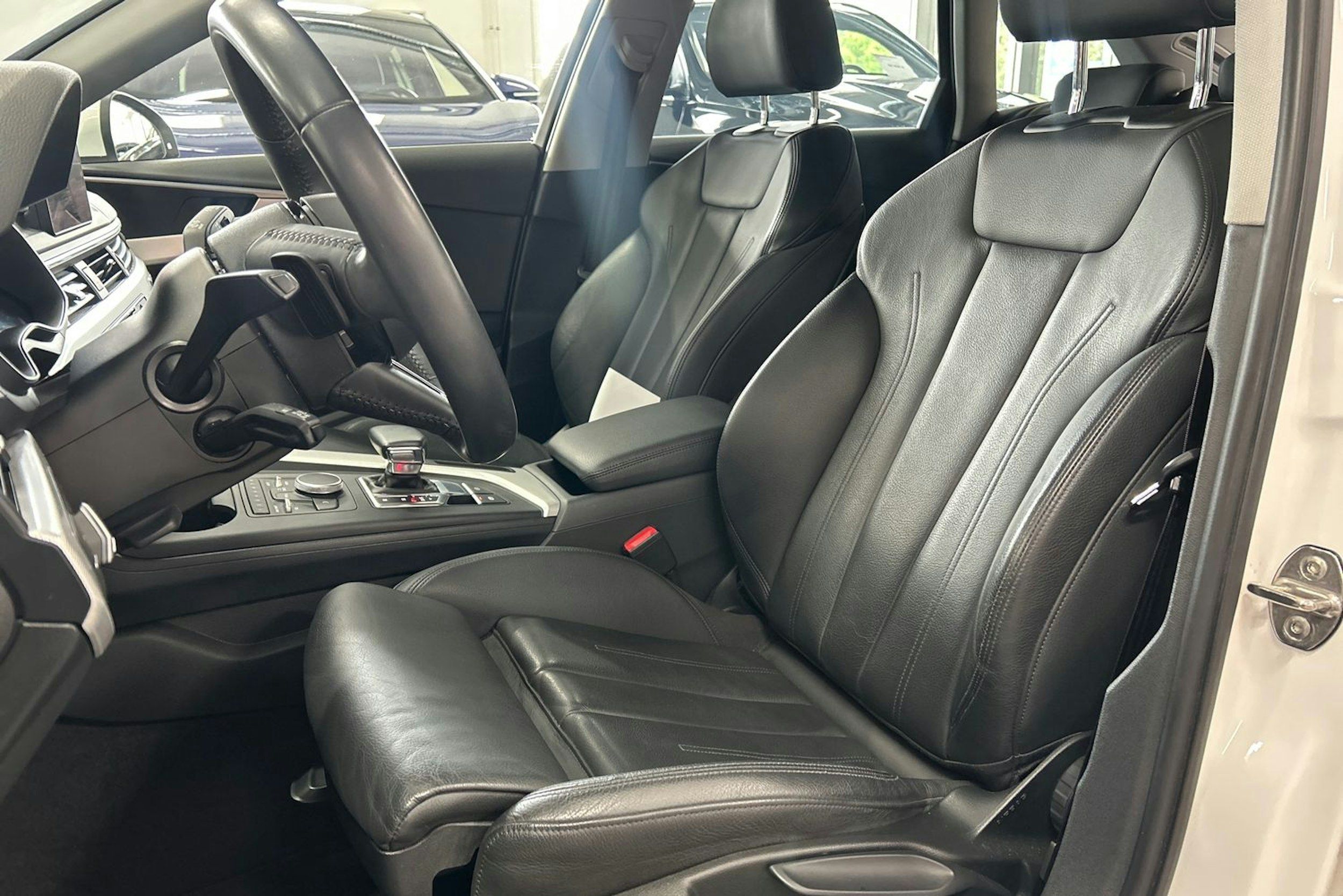 Valkoinen Audi A4 2019 kuva 27.
