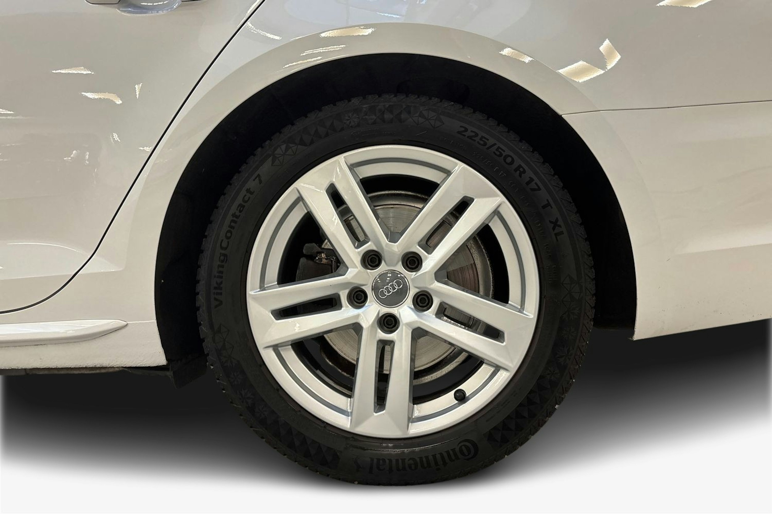 valkoinen Audi A4 2019 kuva 11.