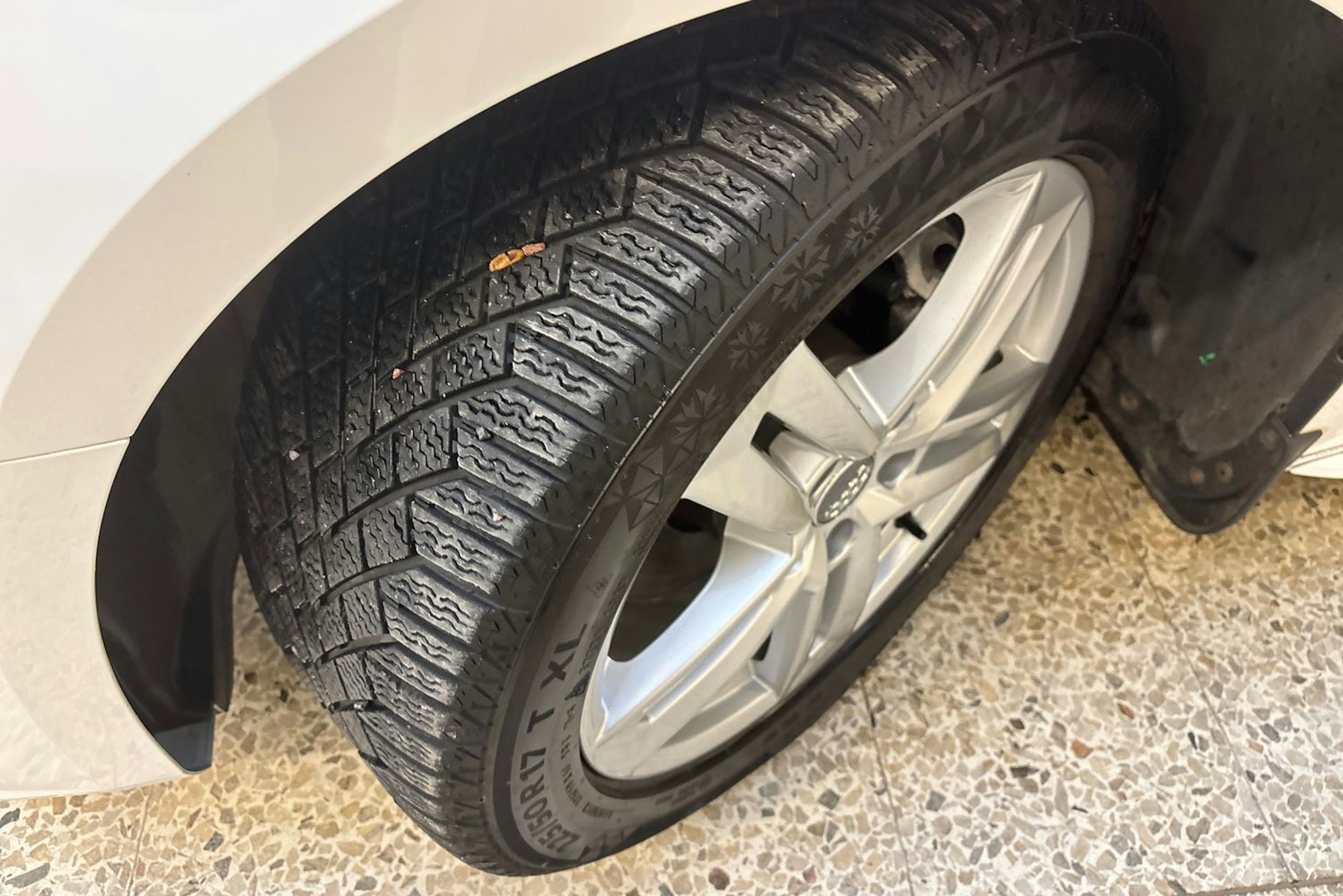 valkoinen Audi A4 2019 kuva 13.