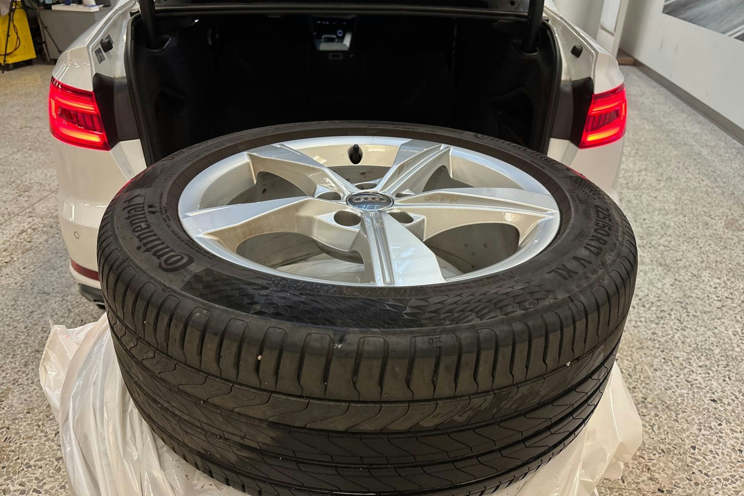 valkoinen Audi A4 2019 kuva 14.