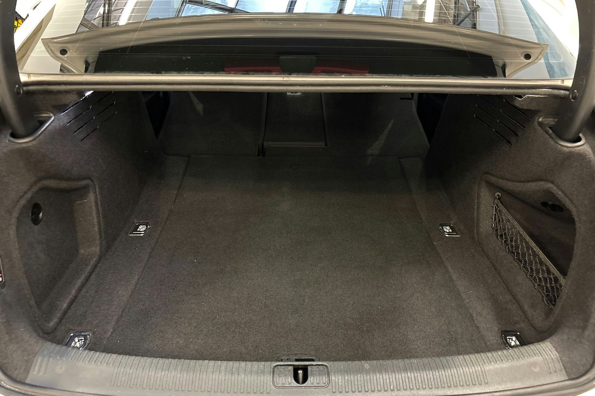 valkoinen Audi A4 2019 kuva 15.