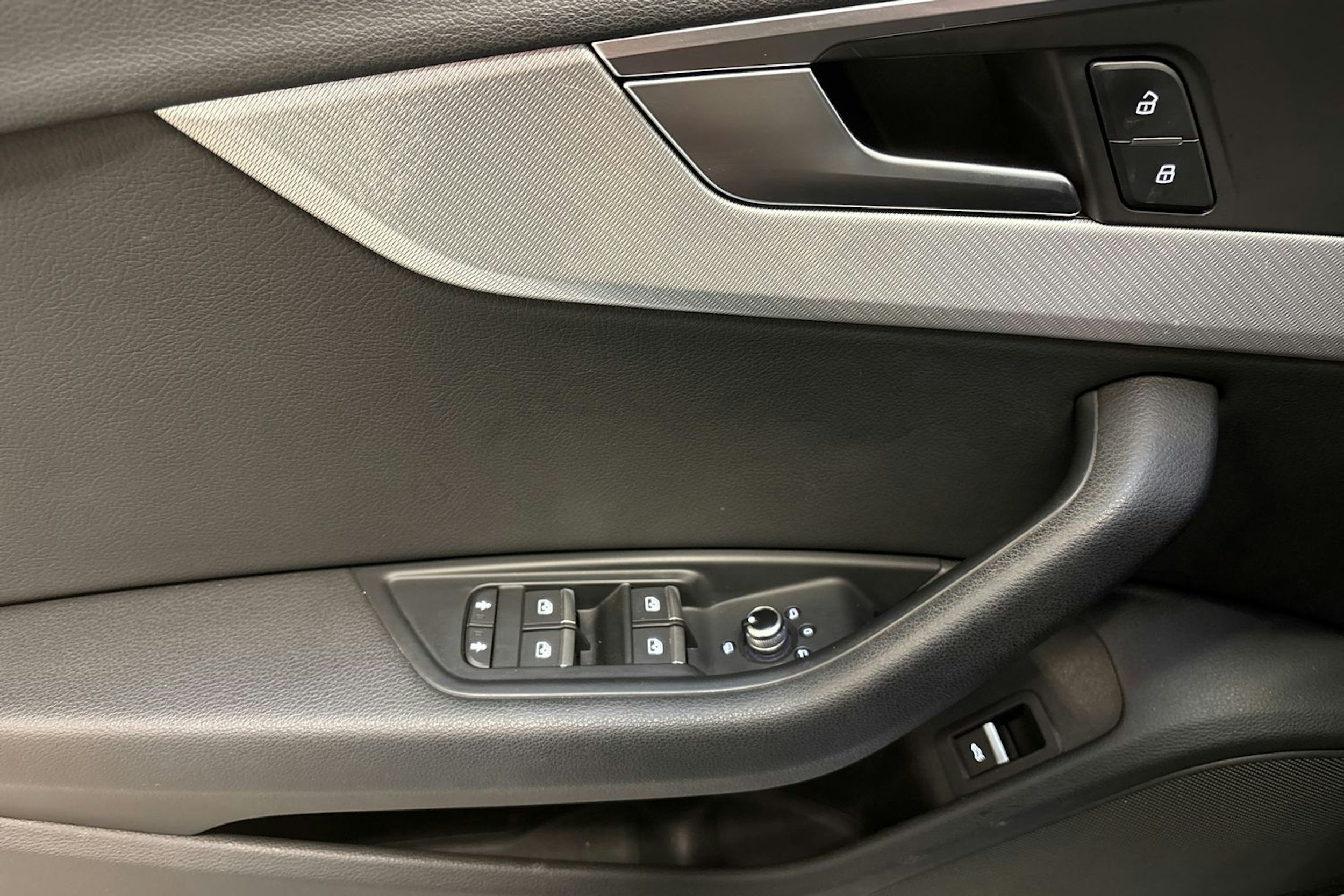 valkoinen Audi A4 2019 kuva 16.