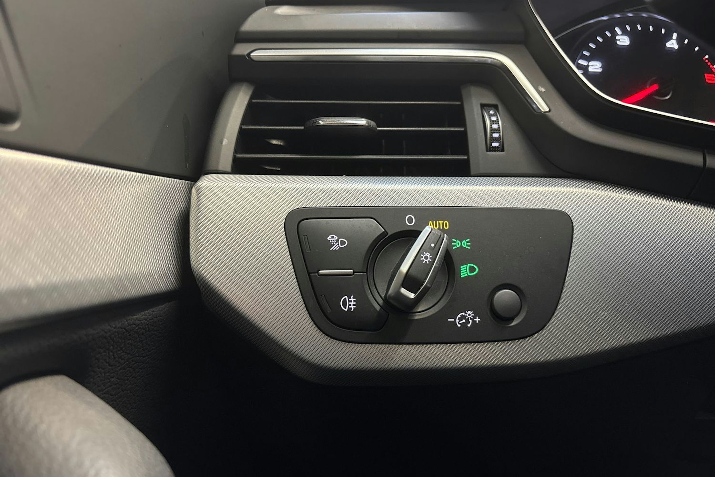 valkoinen Audi A4 2019 kuva 17.