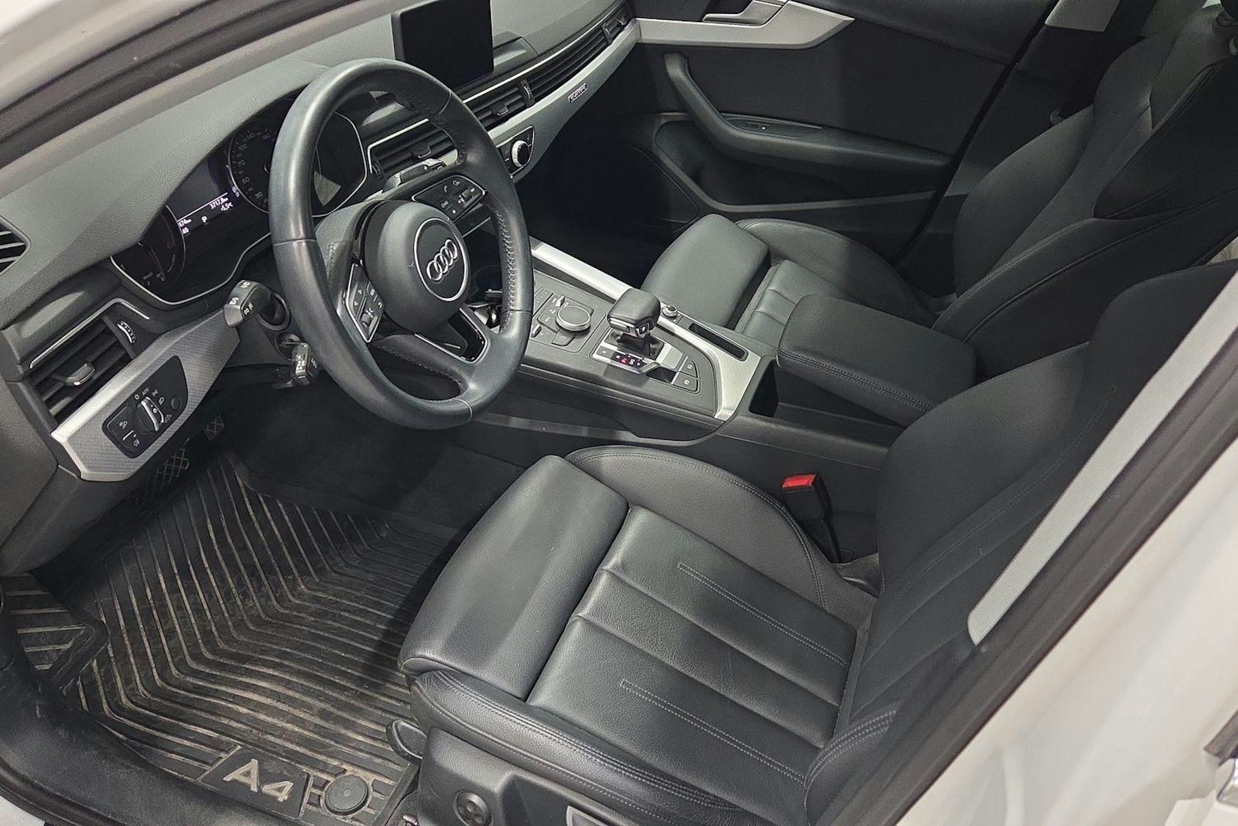 valkoinen Audi A4 2019 kuva 3.