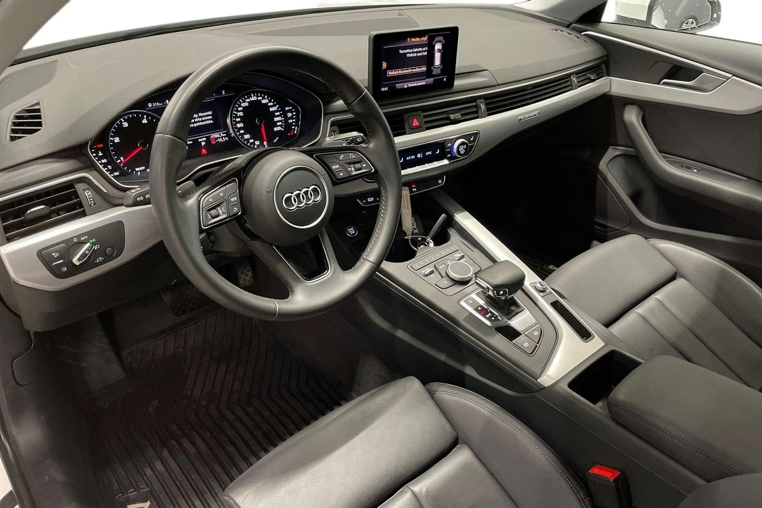 valkoinen Audi A4 2019 kuva 7.