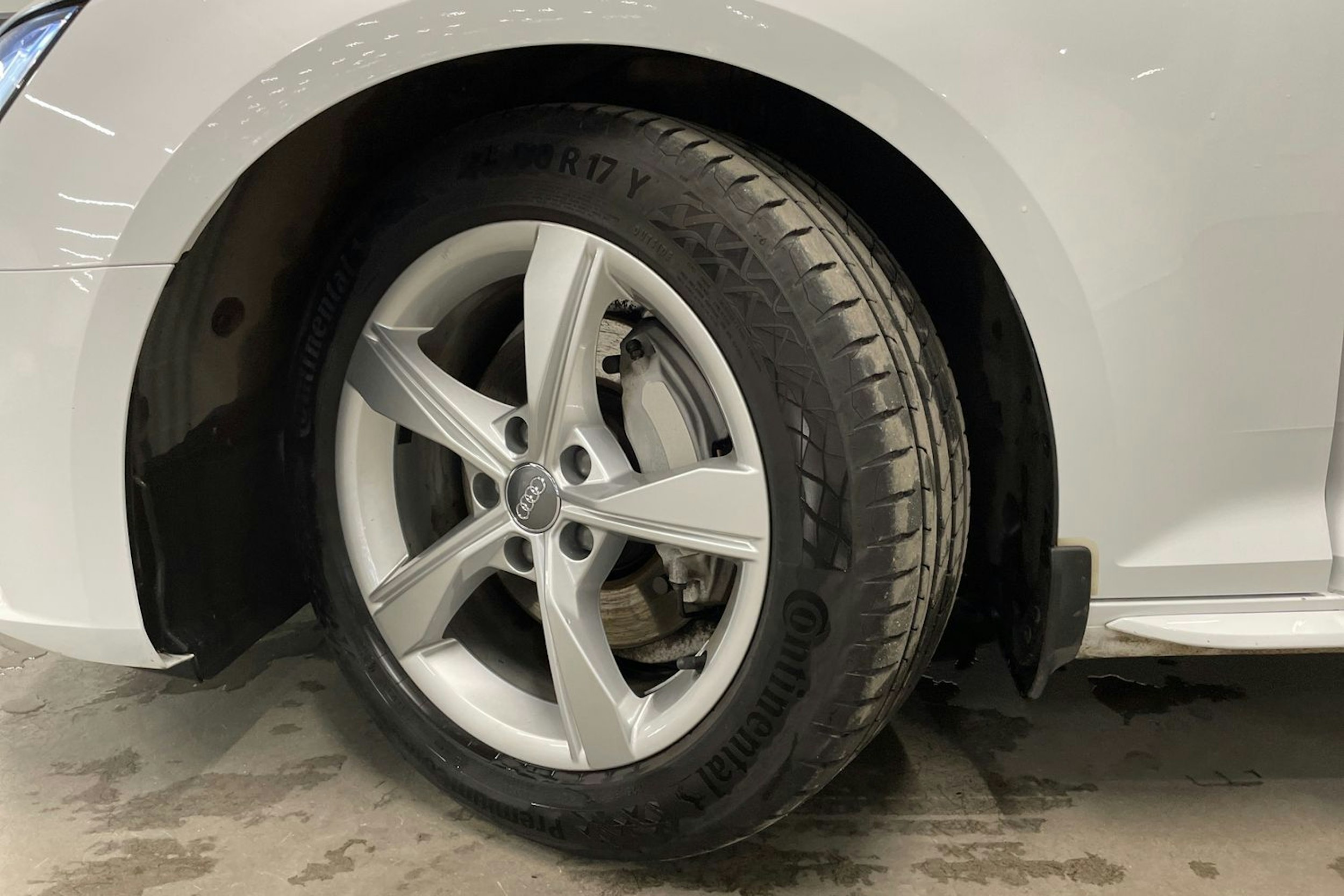 valkoinen Audi A4 2019 kuva 13.