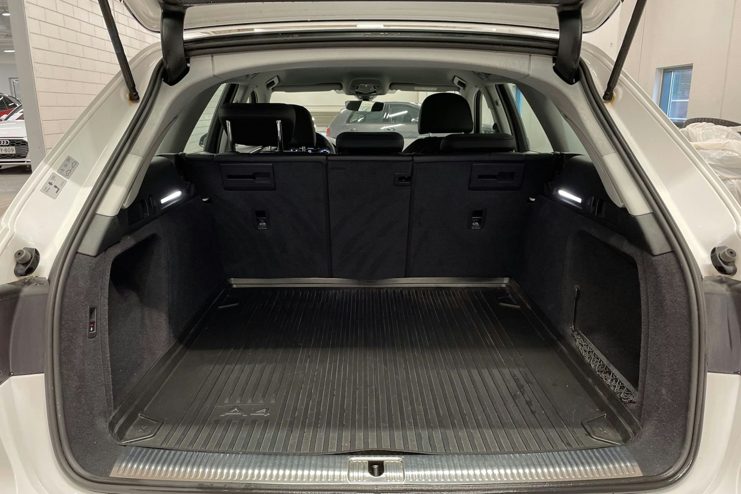 valkoinen Audi A4 2019 kuva 15.