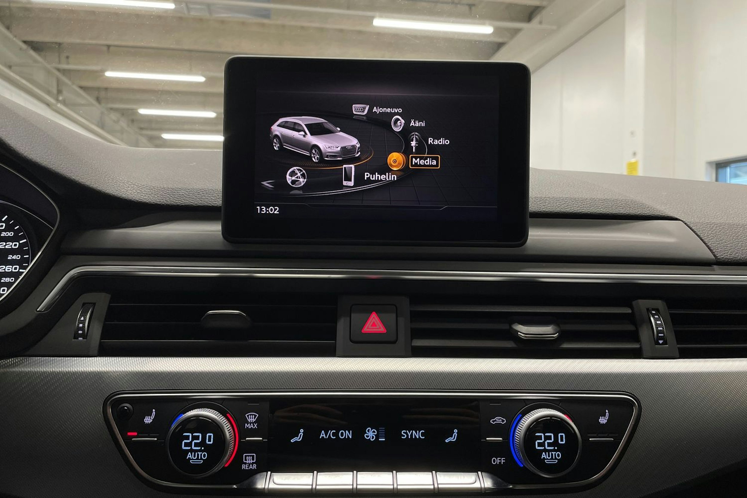 valkoinen Audi A4 2019 kuva 17.