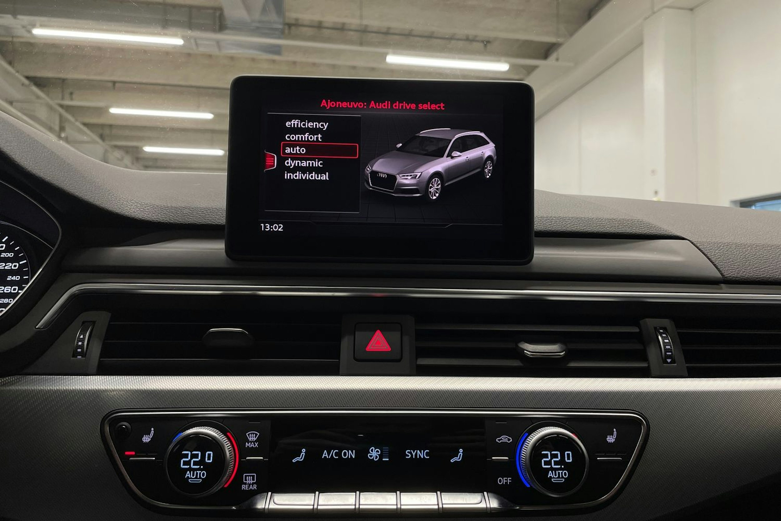 valkoinen Audi A4 2019 kuva 18.