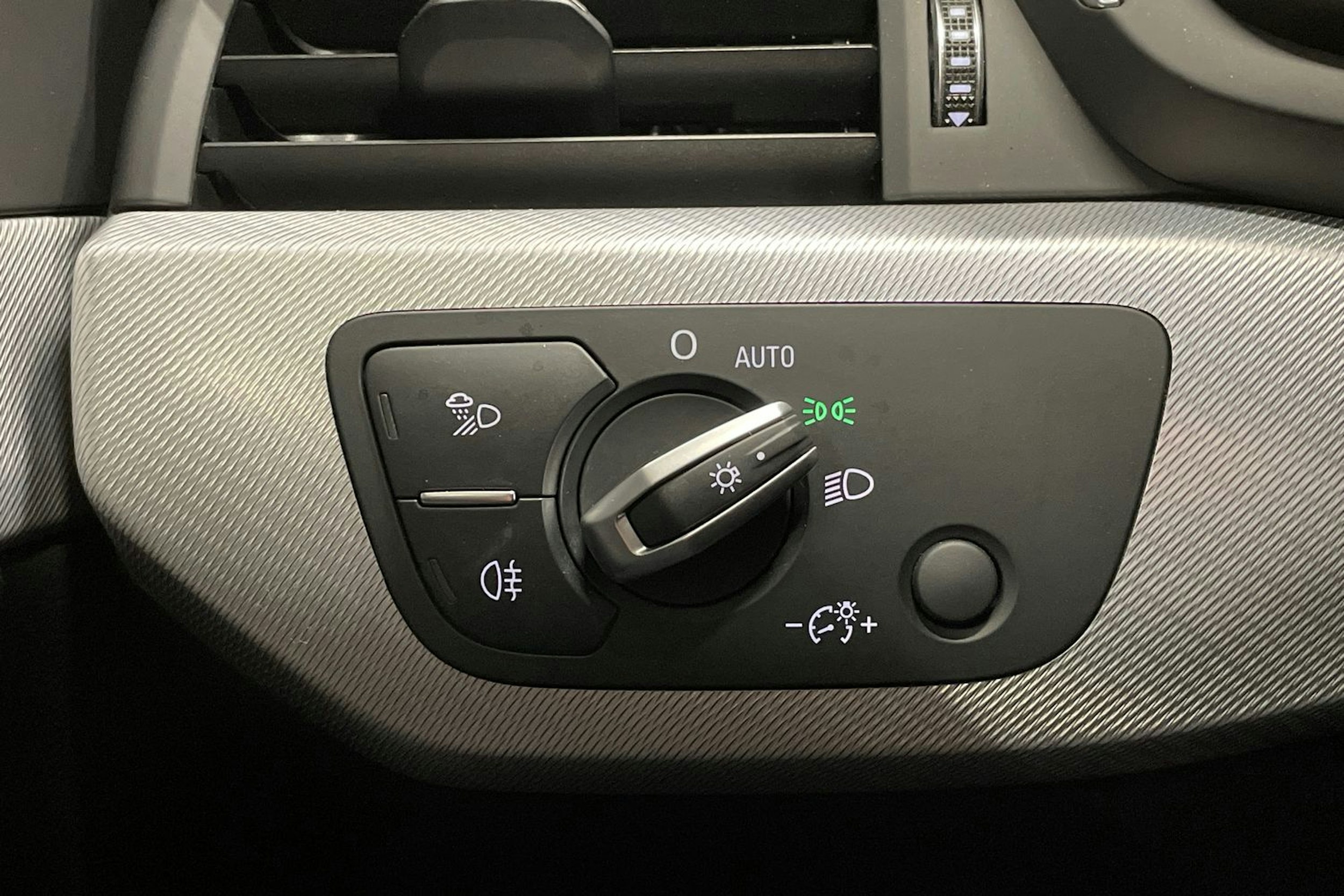 valkoinen Audi A4 2019 kuva 23.