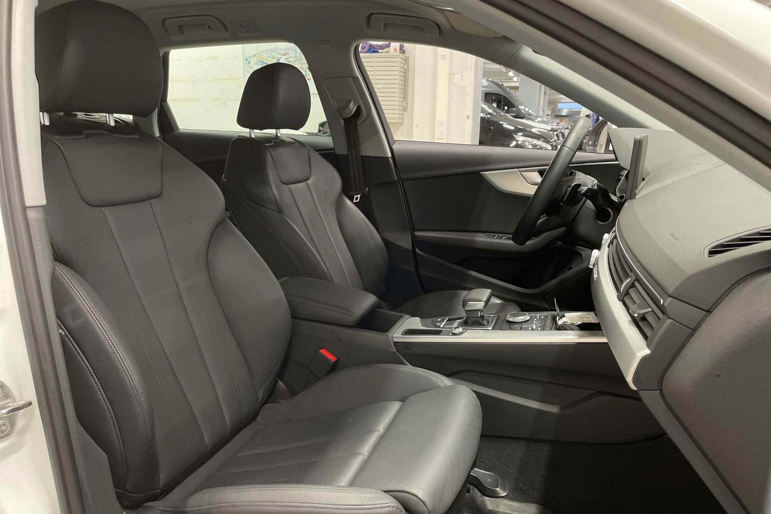 valkoinen Audi A4 2019 kuva 28.
