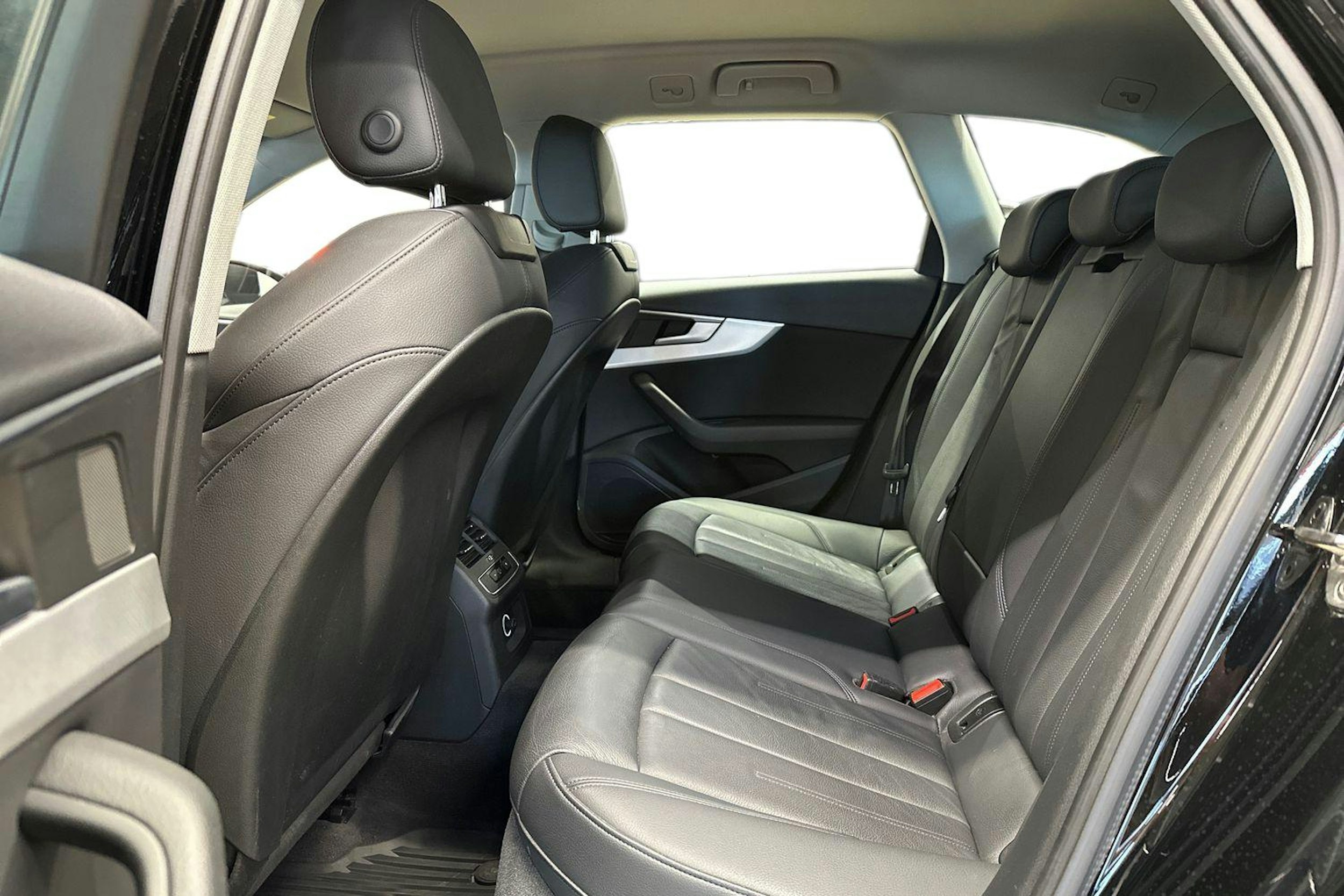 musta Audi A4 2019 kuva 10.