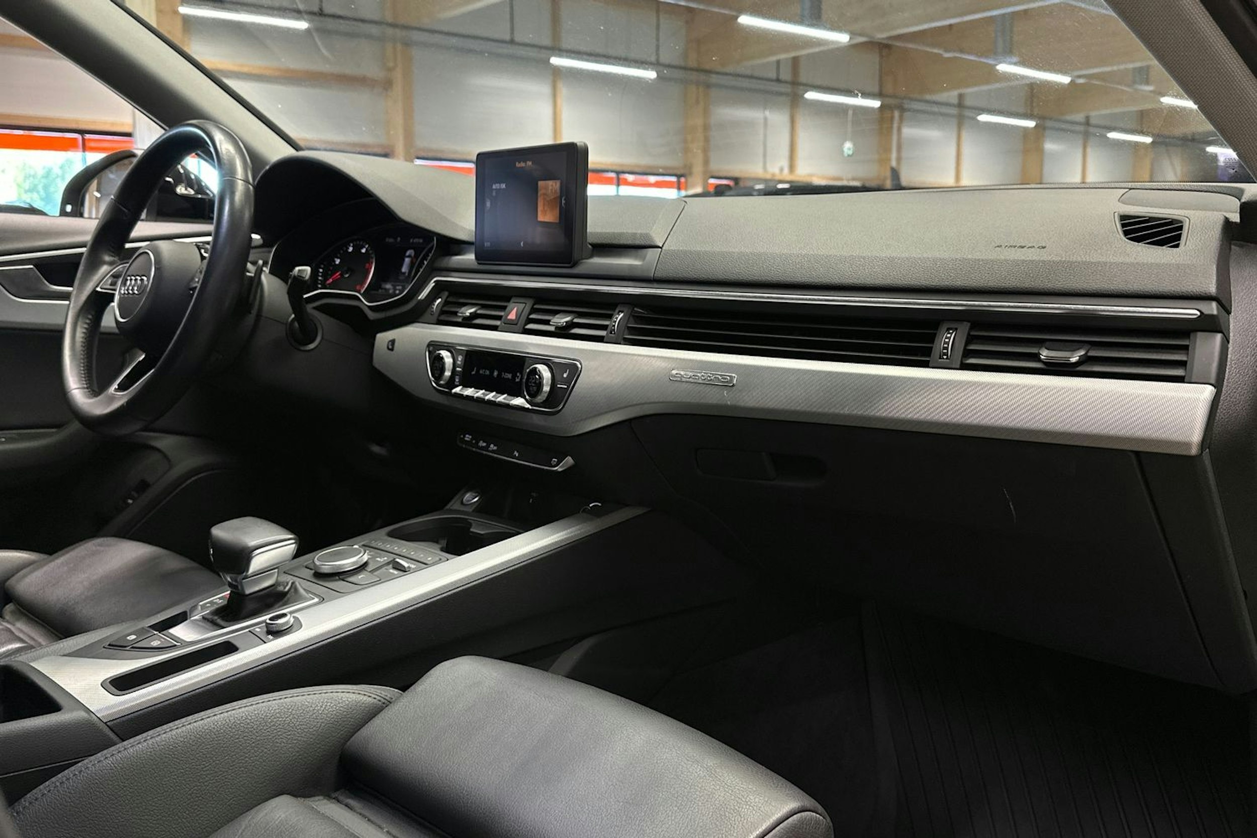 musta Audi A4 2019 kuva 14.