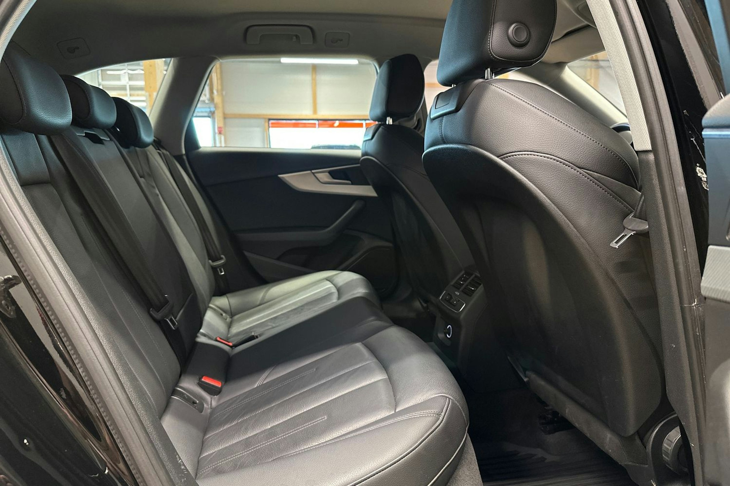 musta Audi A4 2019 kuva 16.