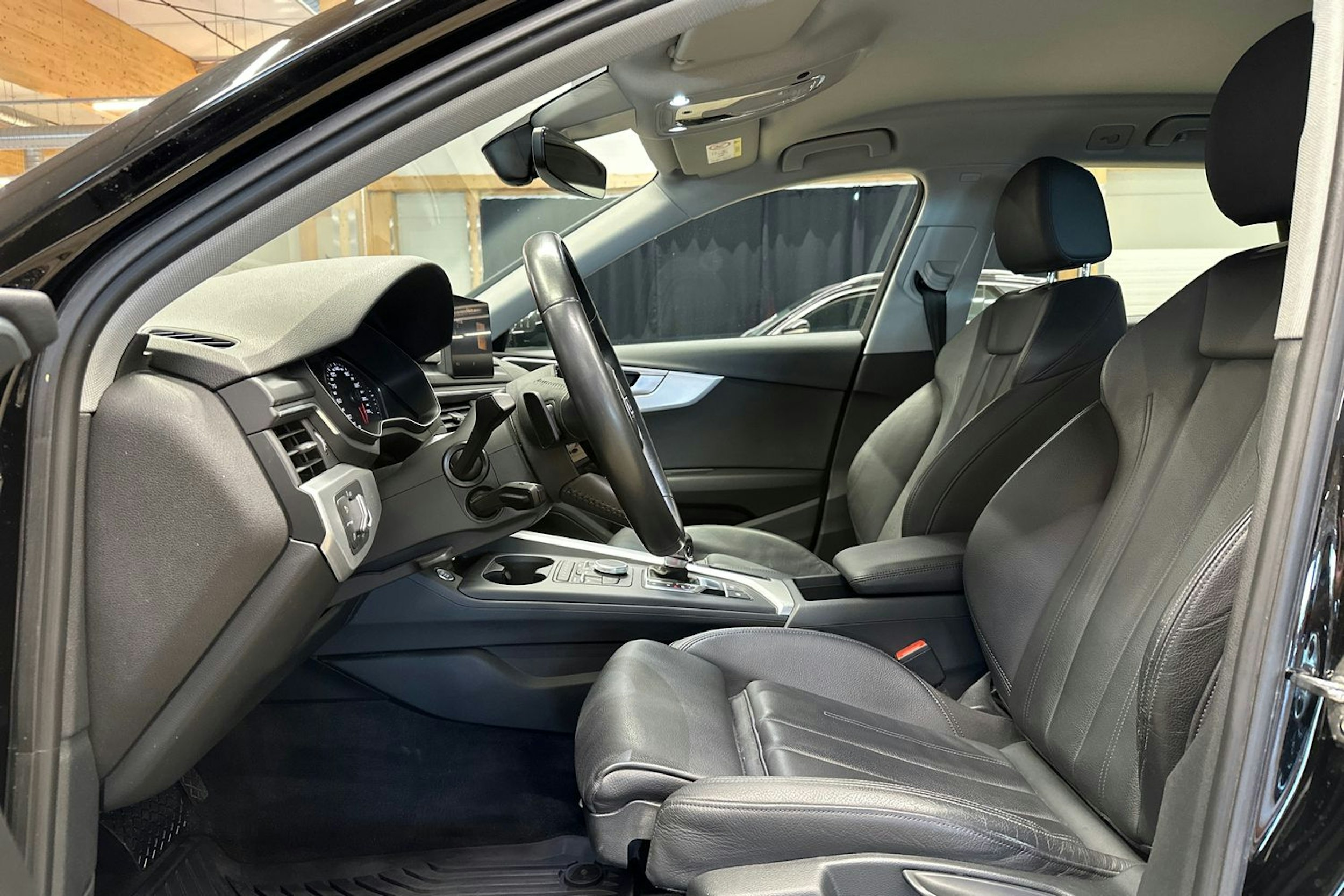 musta Audi A4 2019 kuva 17.