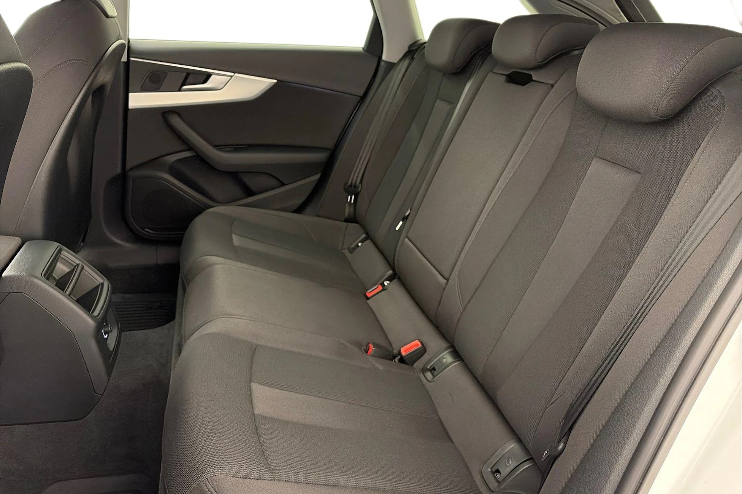 Valkoinen Audi A4 2019 kuva 8.