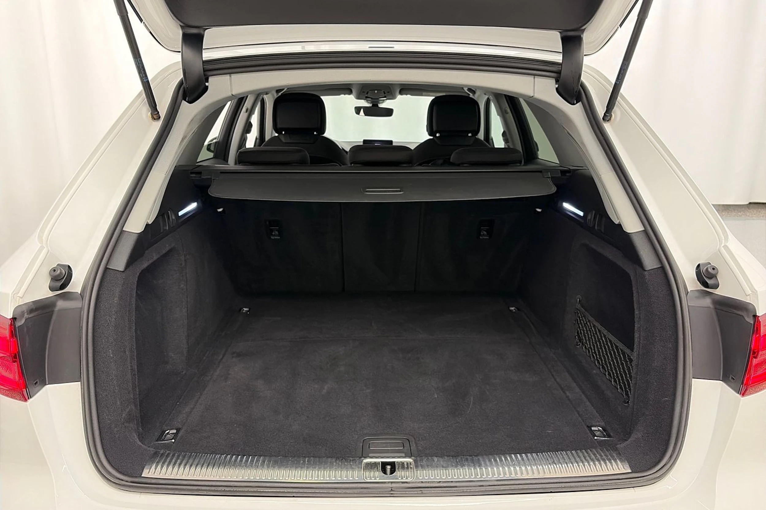 Valkoinen Audi A4 2019 kuva 11.