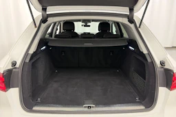 Valkoinen Audi A4 2019 kuva 11.