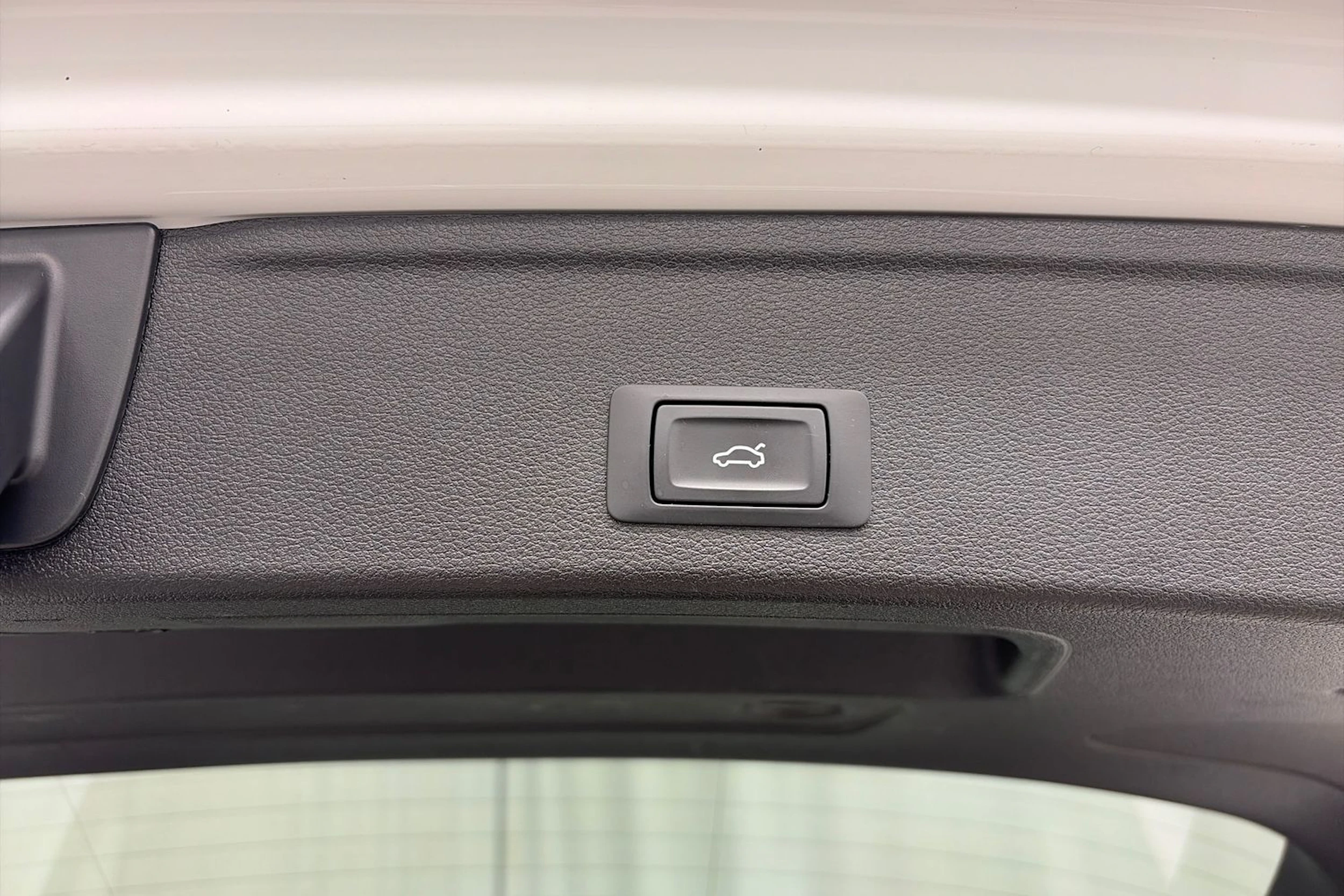 Valkoinen Audi A4 2019 kuva 12.