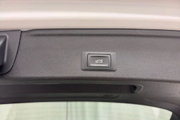 Valkoinen Audi A4 2019 kuva 12.