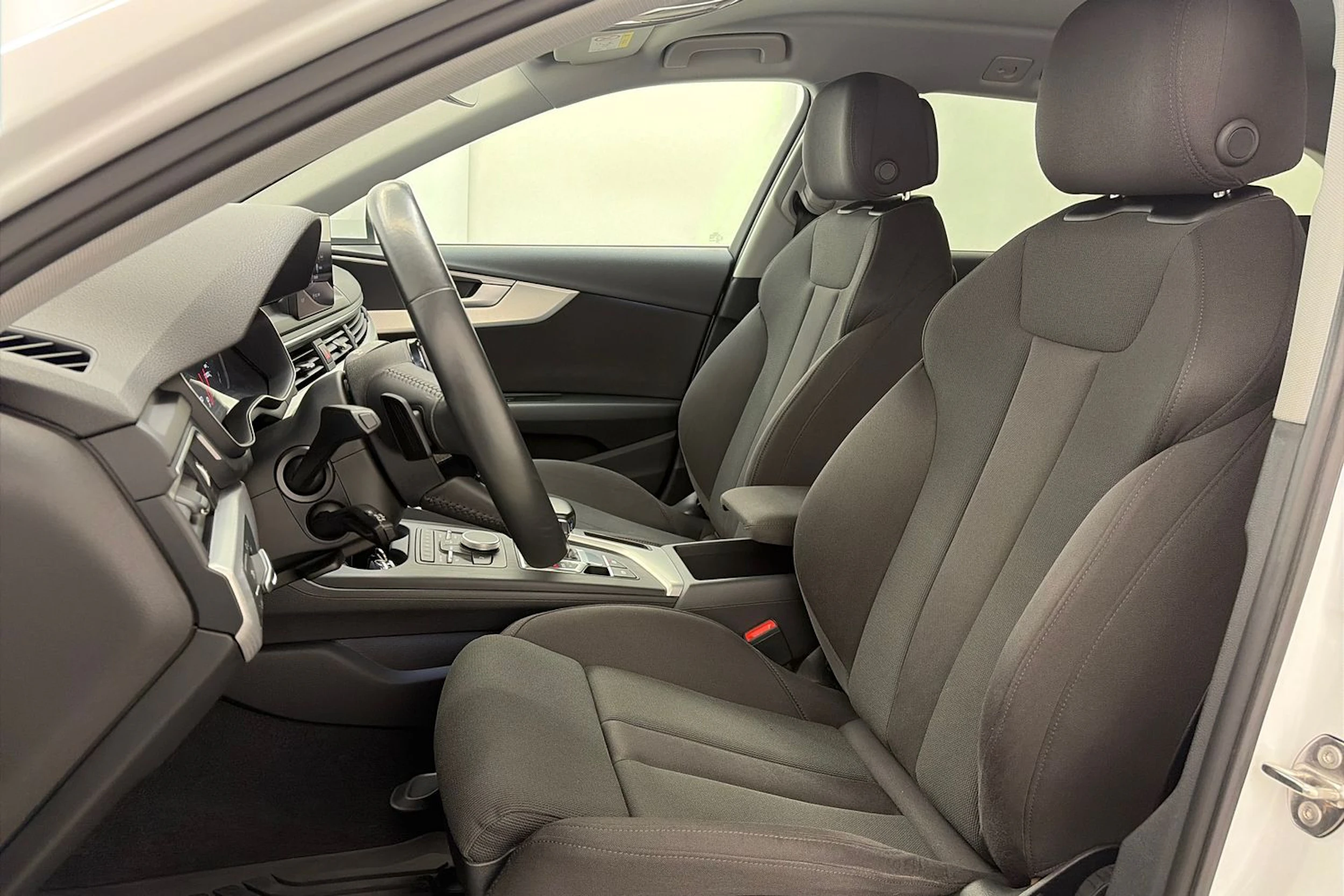 Valkoinen Audi A4 2019 kuva 13.