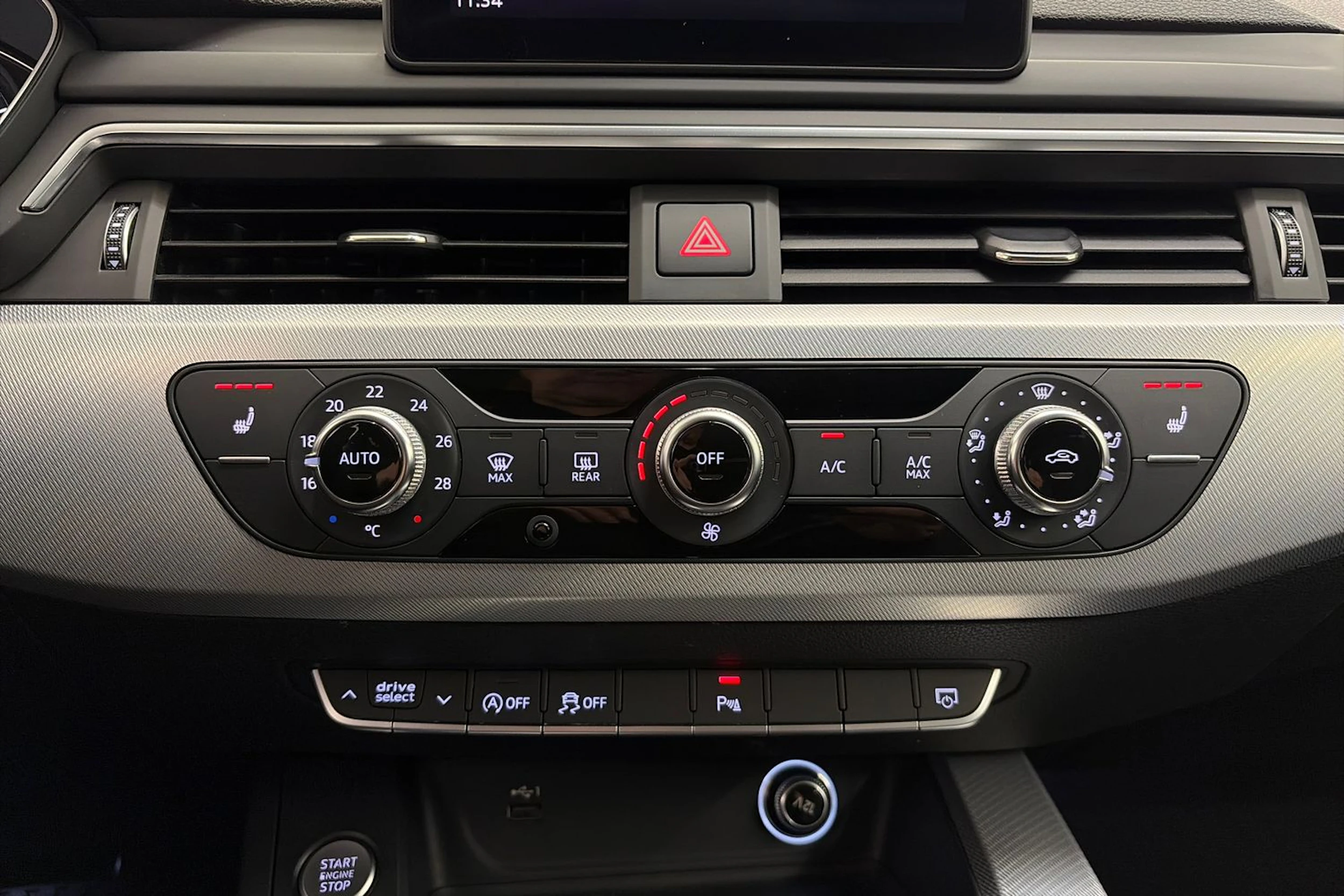 Valkoinen Audi A4 2019 kuva 24.