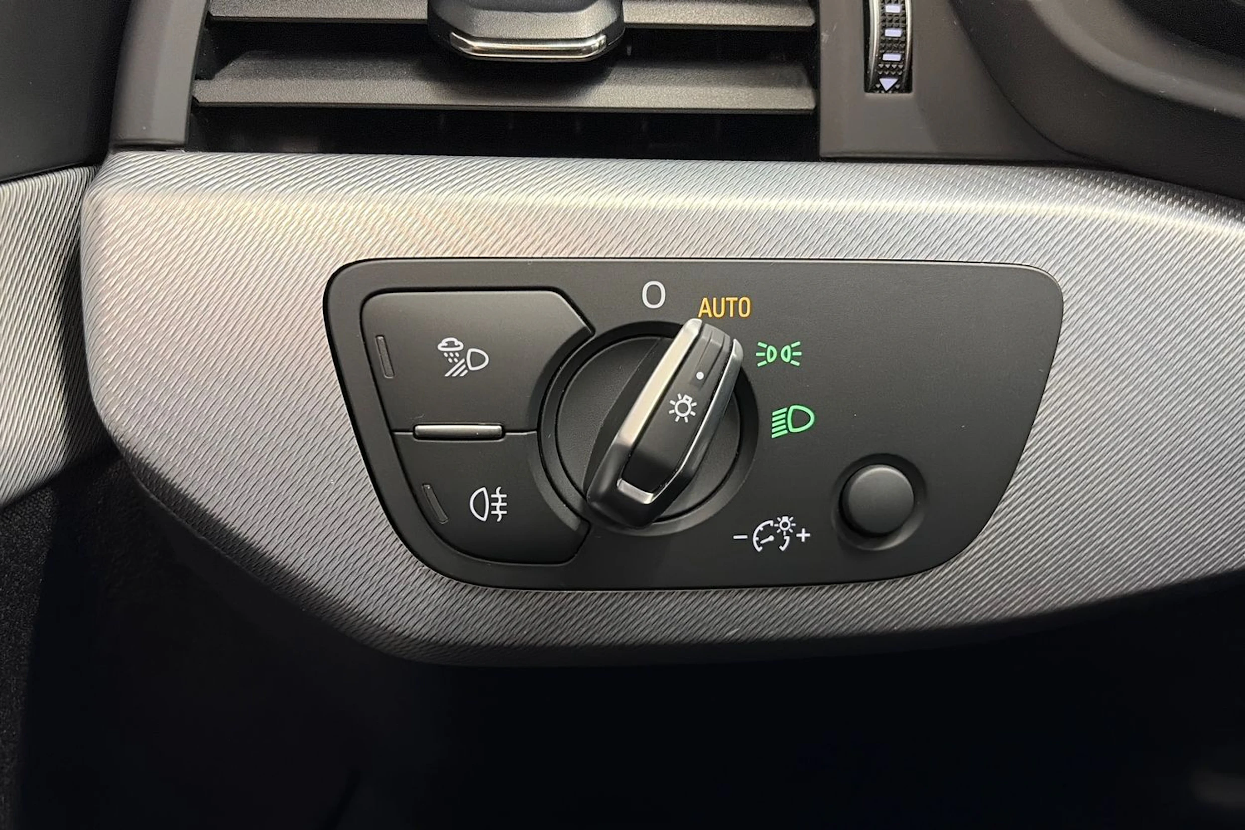 Valkoinen Audi A4 2019 kuva 28.
