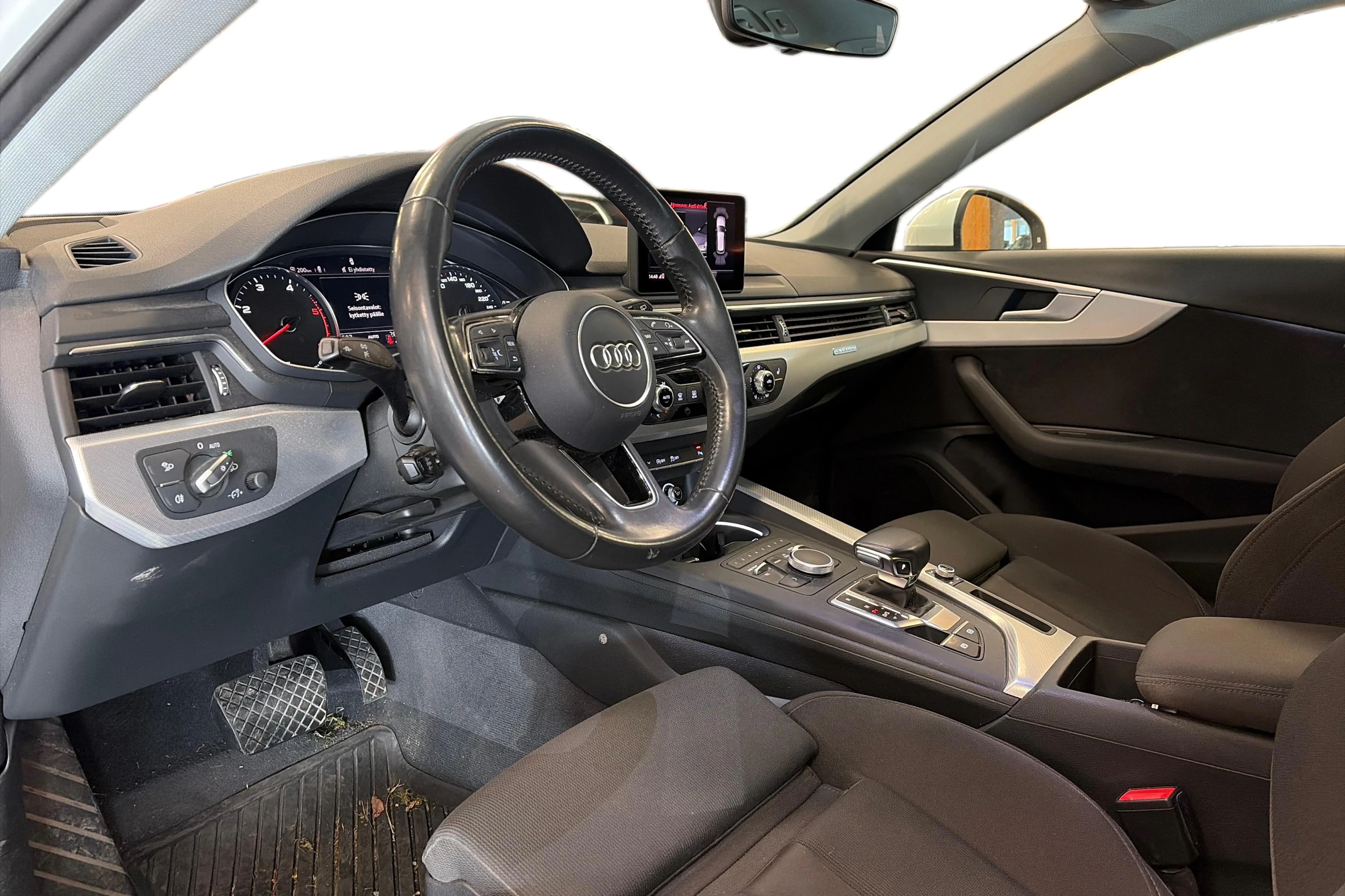 valkoinen Audi A4 2019 kuva 3.