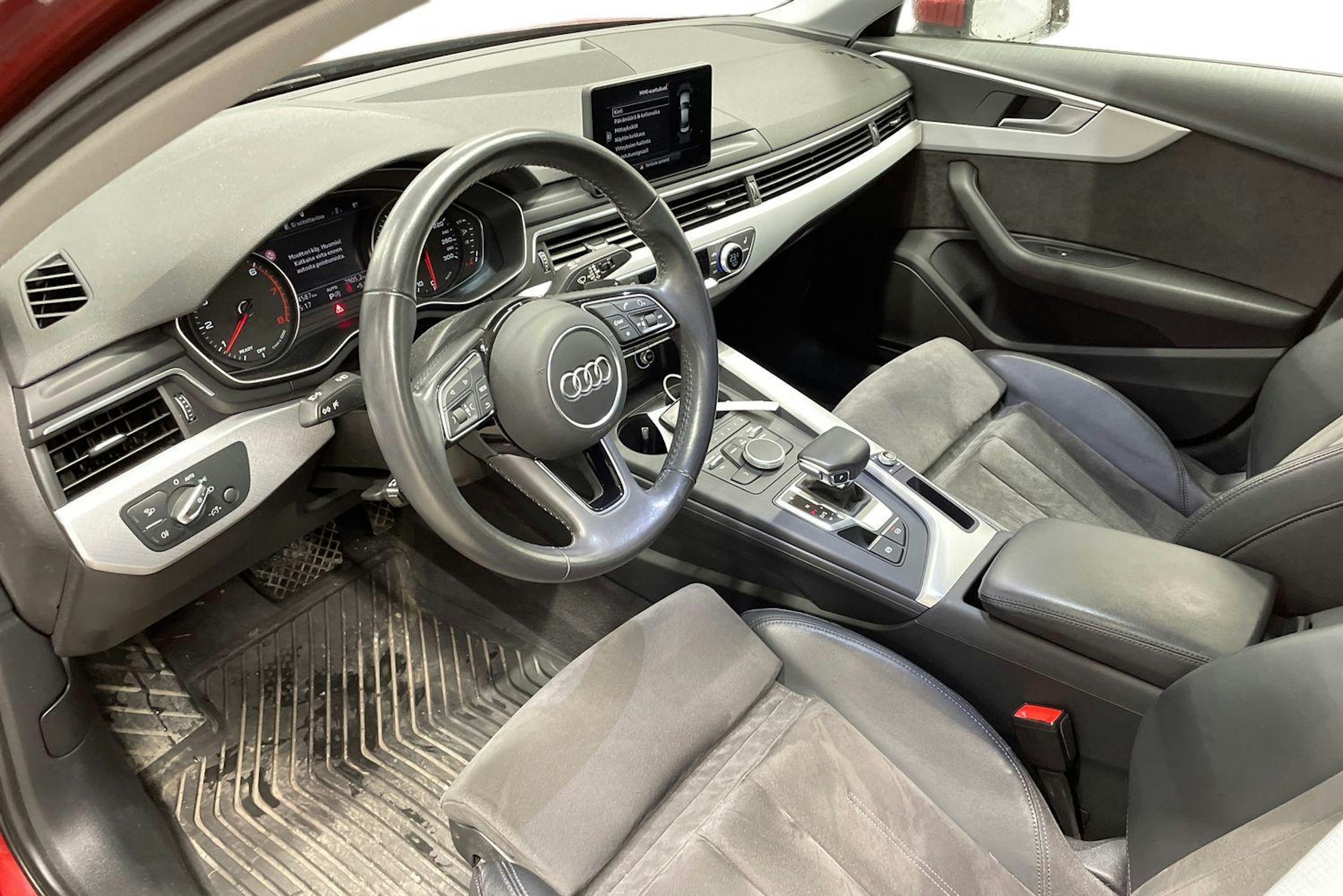 punainen Audi A4 2019 kuva 3.