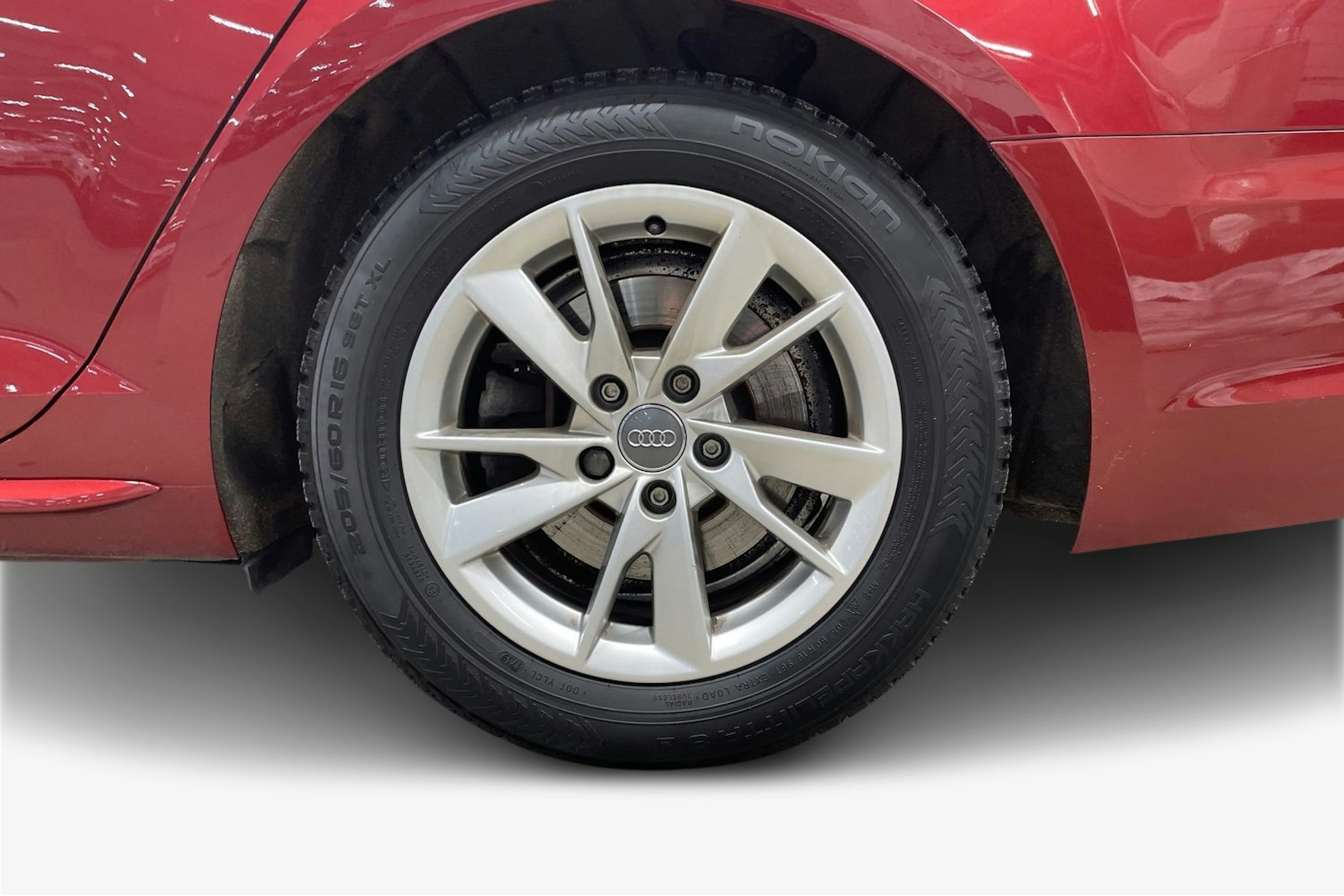 punainen Audi A4 2019 kuva 11.