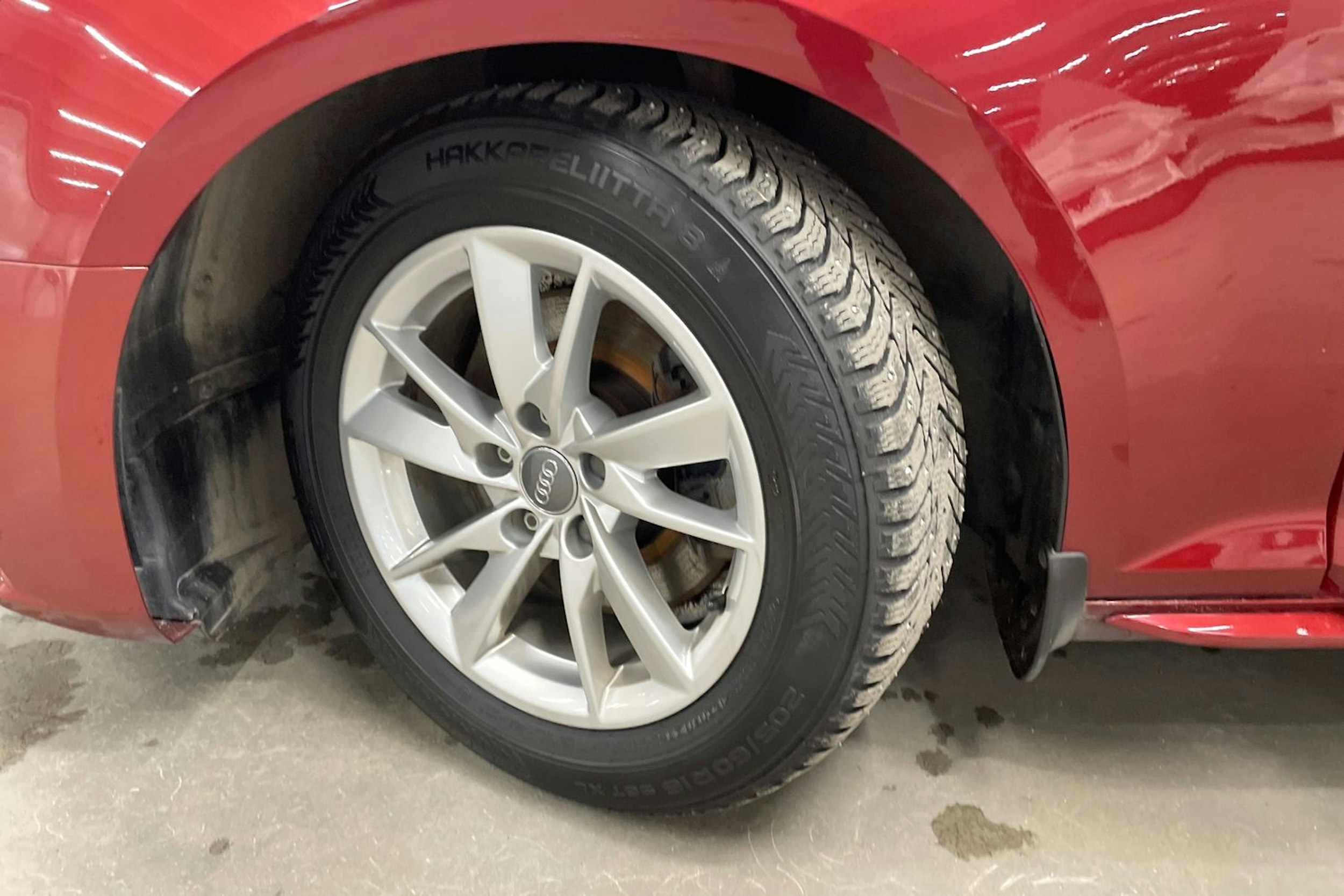 punainen Audi A4 2019 kuva 13.