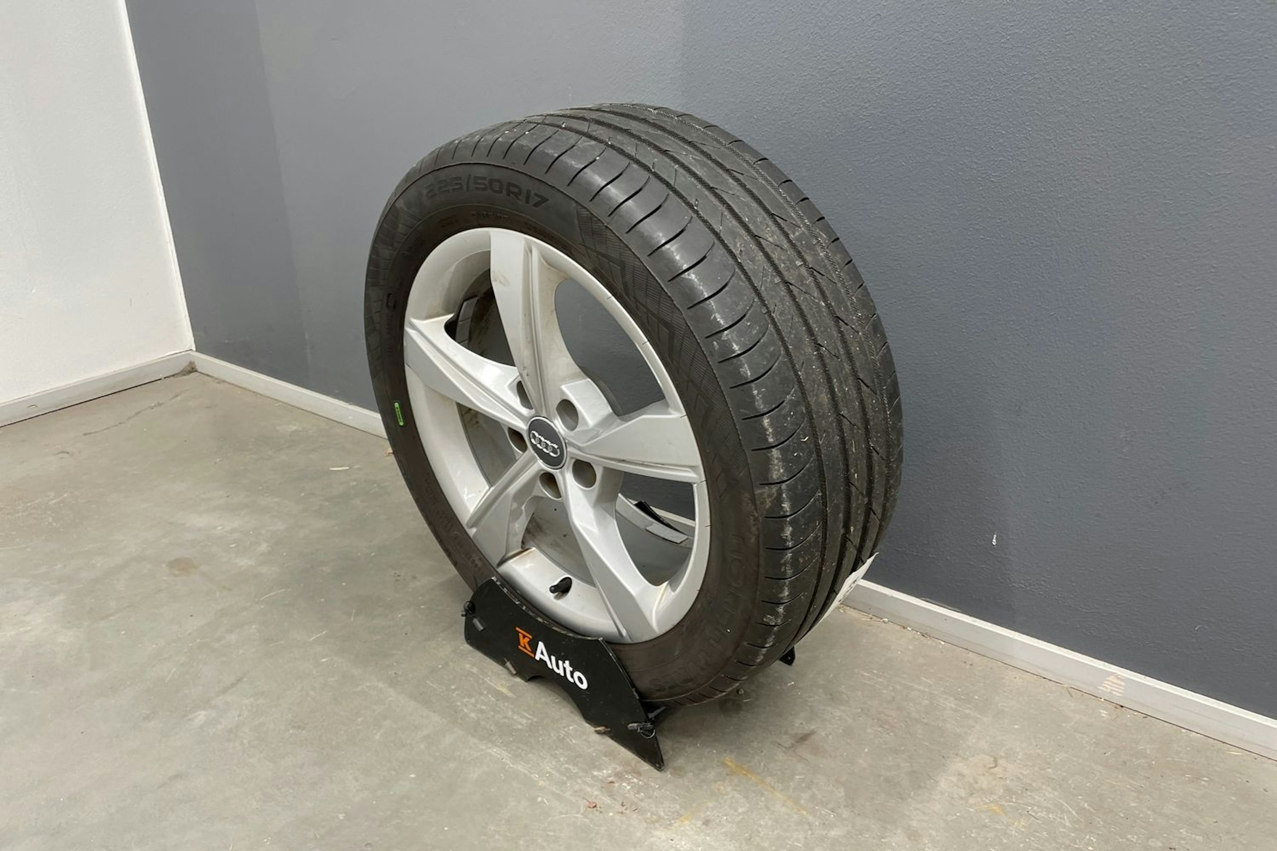 punainen Audi A4 2019 kuva 14.