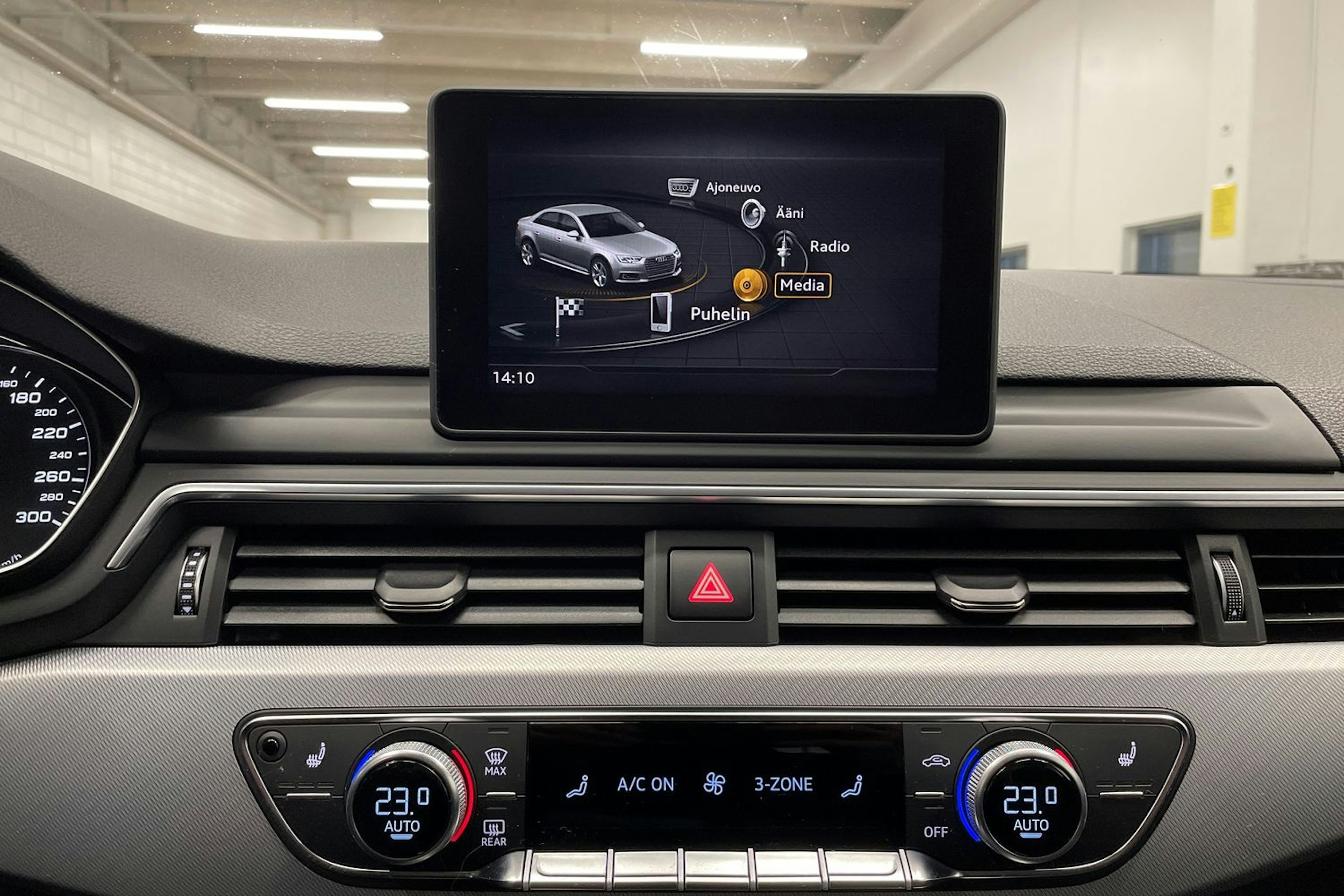 punainen Audi A4 2019 kuva 17.