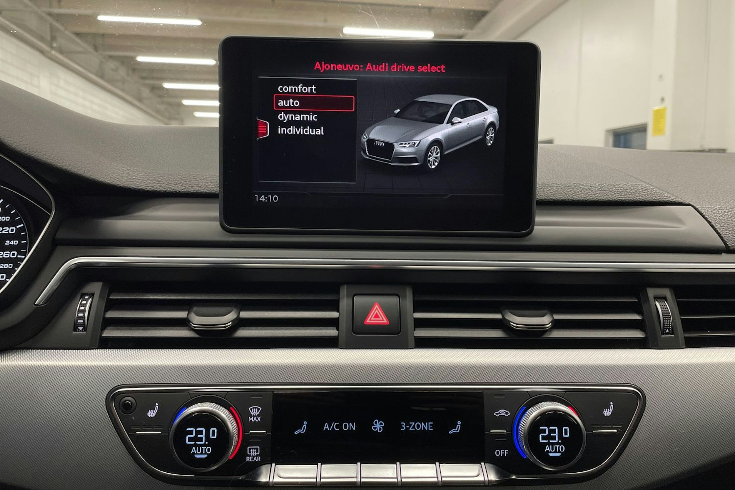 punainen Audi A4 2019 kuva 18.