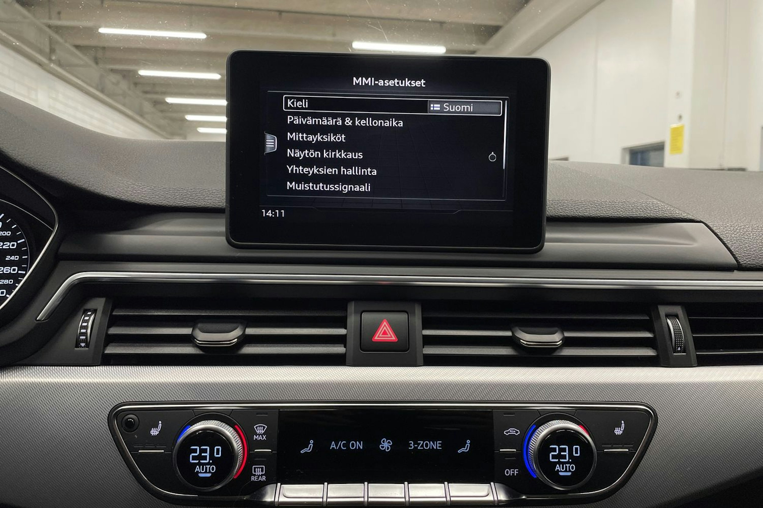 punainen Audi A4 2019 kuva 19.